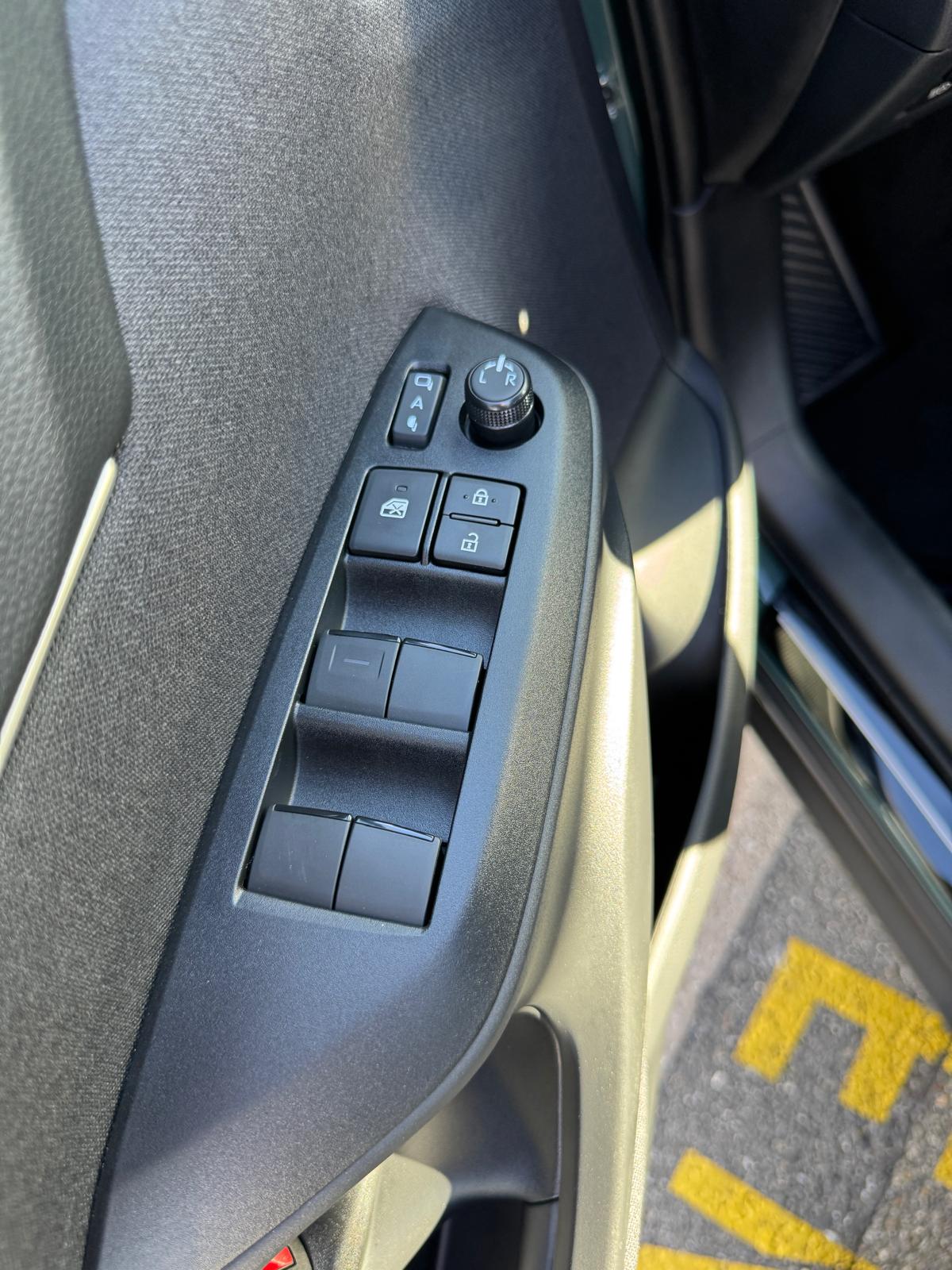 TOYOTA Yaris Cross 1.5 Premium AWDi e-CVT-image-11