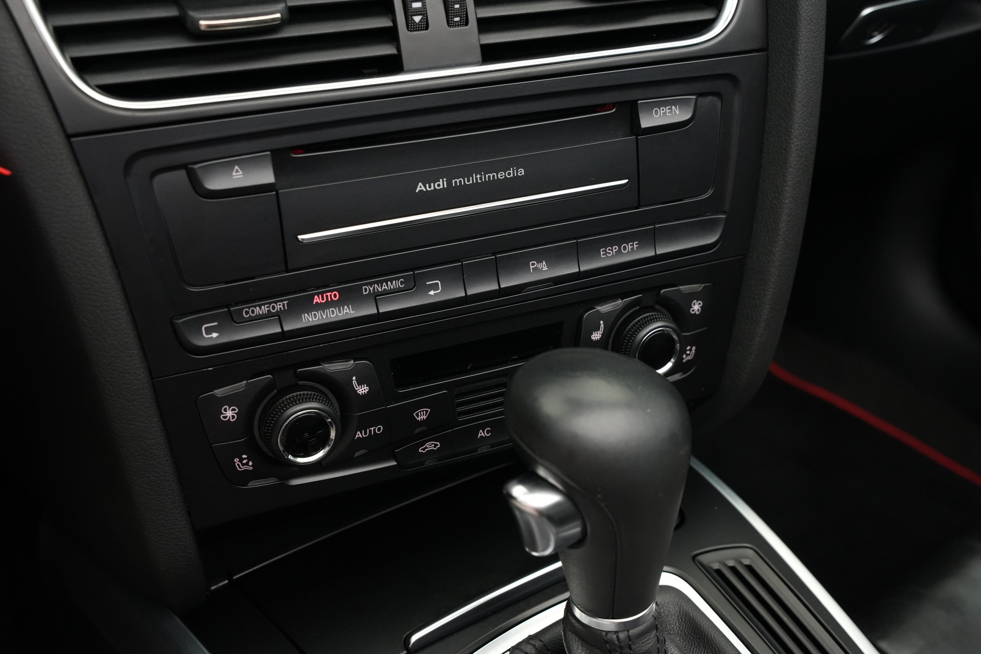 AUDI A5 Cabriolet 3.0 TDI quattro S-tronic-image-28