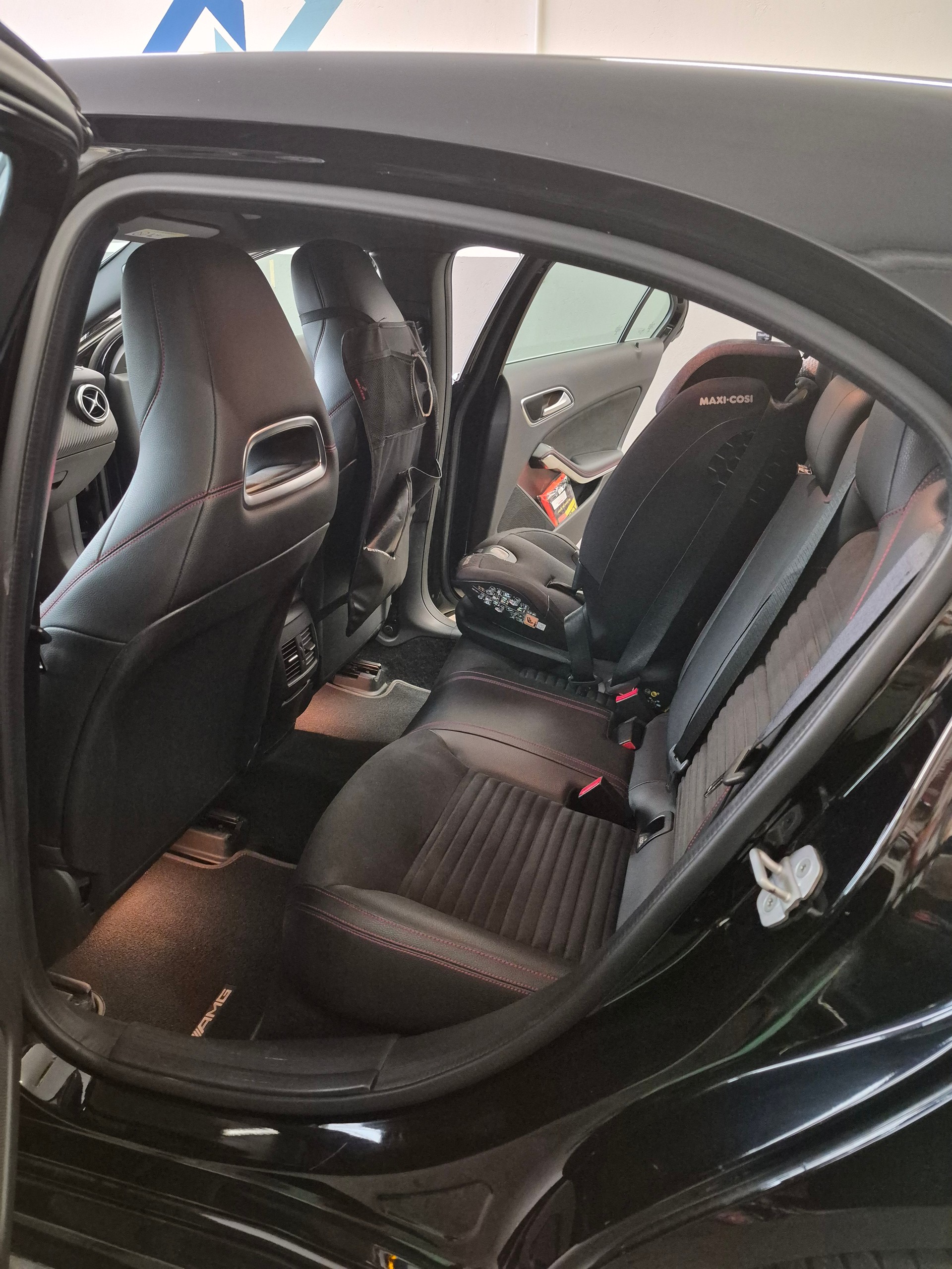 MERCEDES-BENZ A 250 AMG Line-image-4