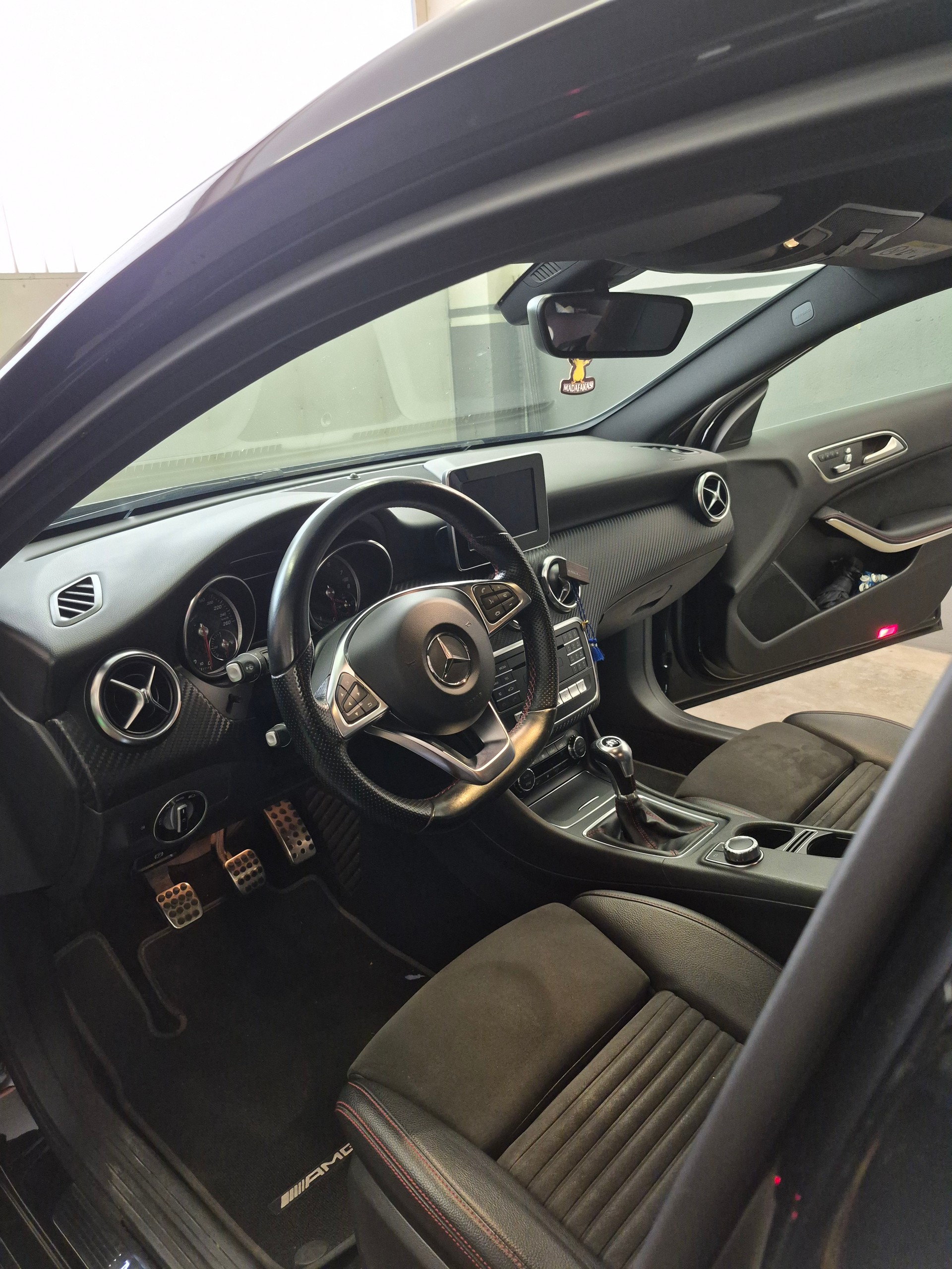MERCEDES-BENZ A 250 AMG Line-image-3