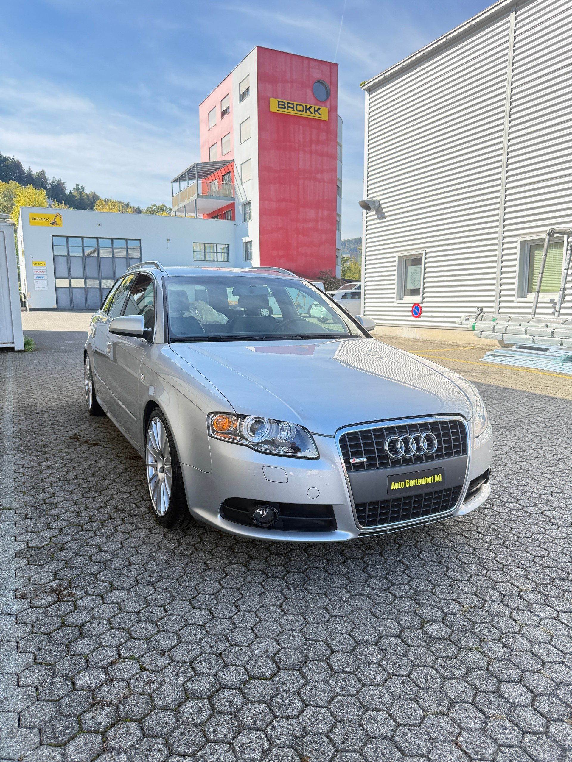AUDI A4 Avant 2.0 Turbo FSI quattro-image-1