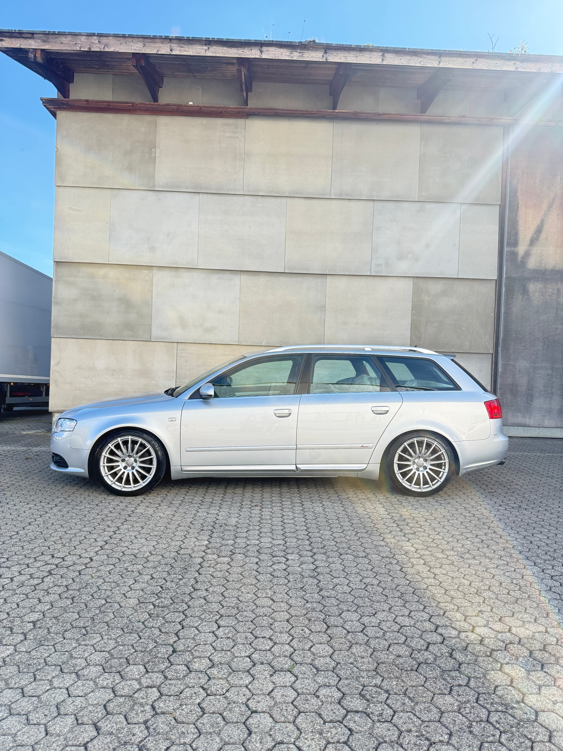 AUDI A4 Avant 2.0 Turbo FSI quattro-image-6