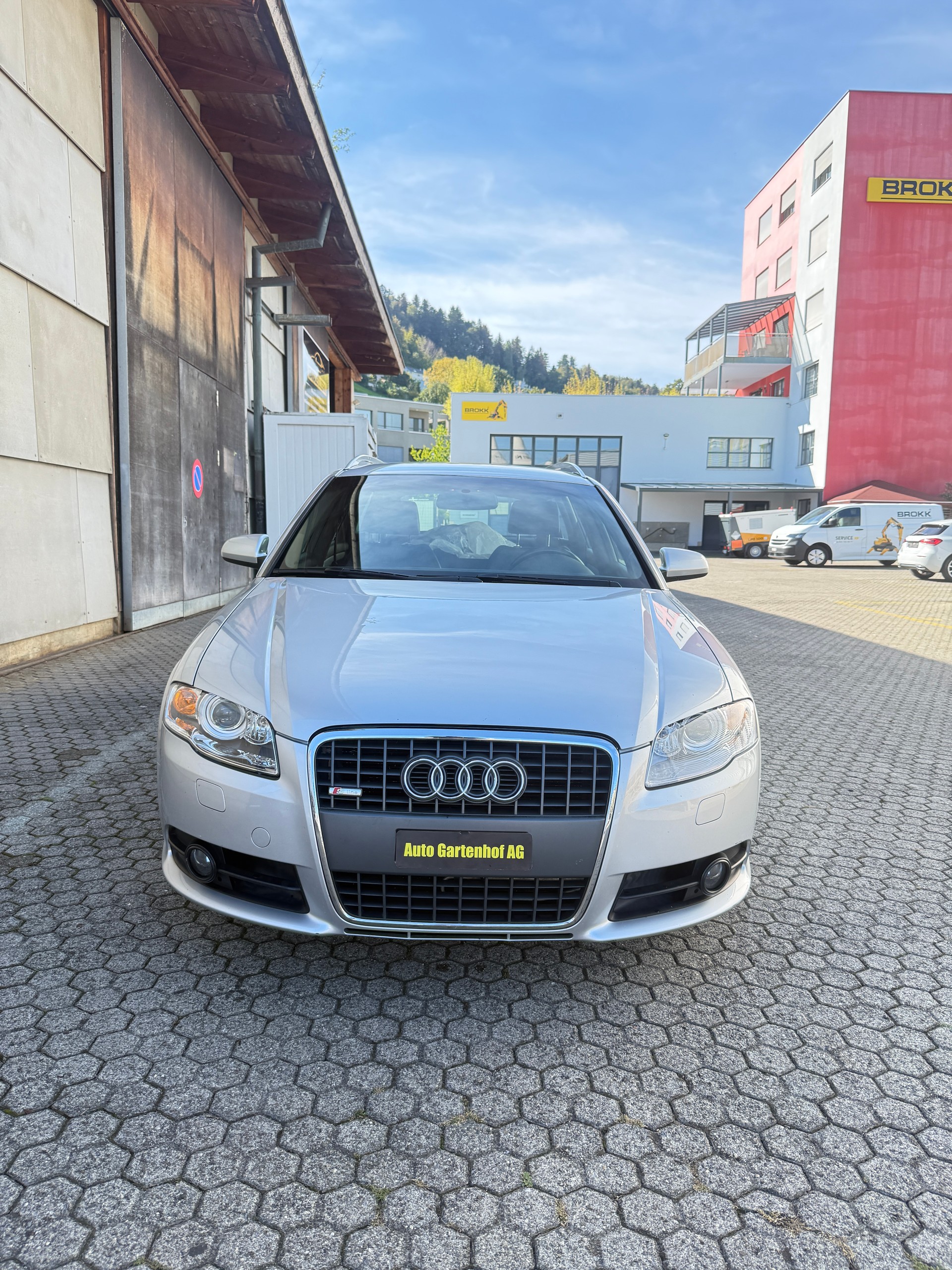 AUDI A4 Avant 2.0 Turbo FSI quattro-image-8