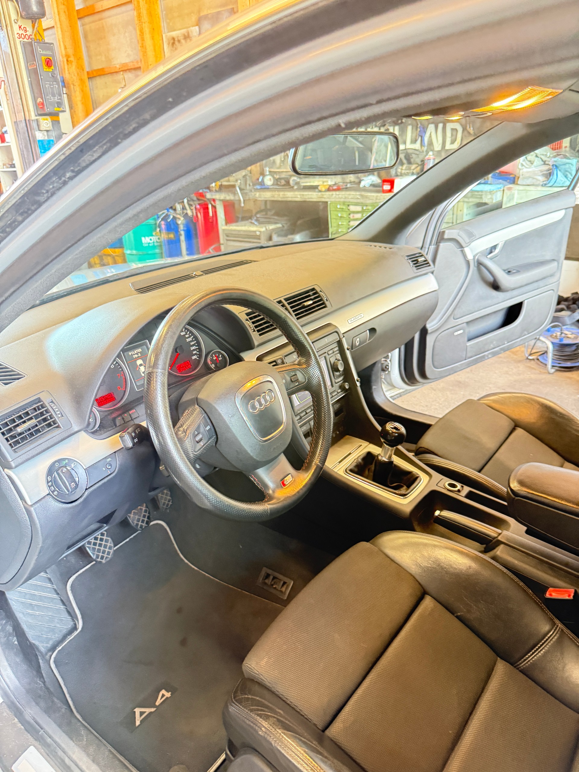 AUDI A4 Avant 2.0 Turbo FSI quattro-image-10