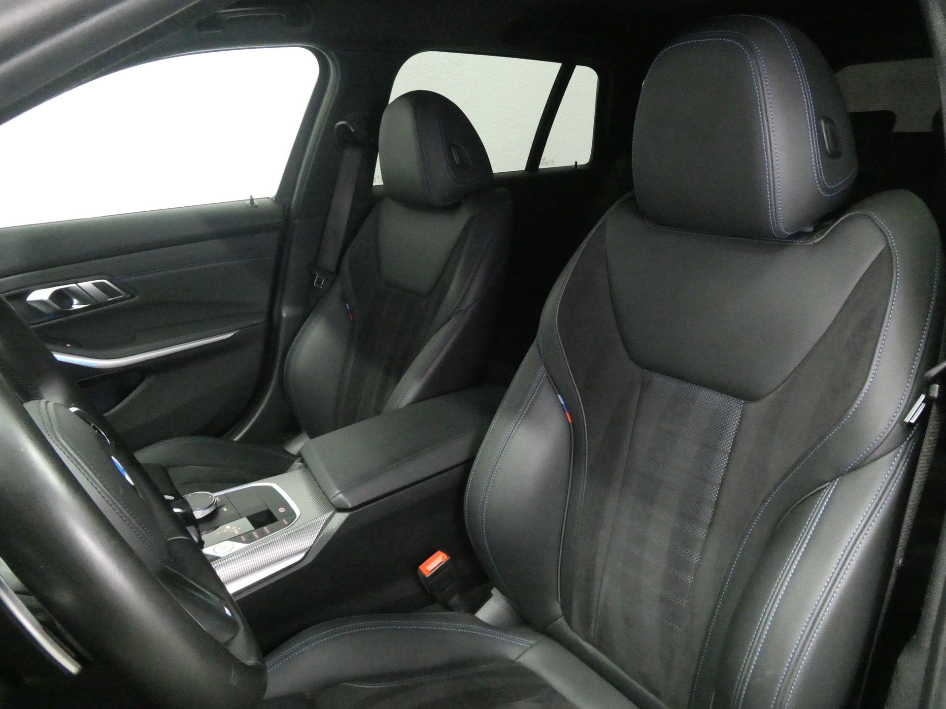 BMW 330i Touring Steptronic M Sport - Navi - Leder/Alcantara - Ambiente - 258 PS-image-9