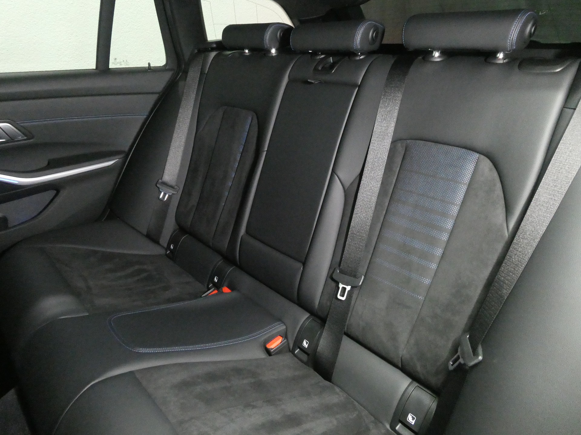 BMW 330i Touring Steptronic M Sport - Navi - Leder/Alcantara - Ambiente - 258 PS-image-11