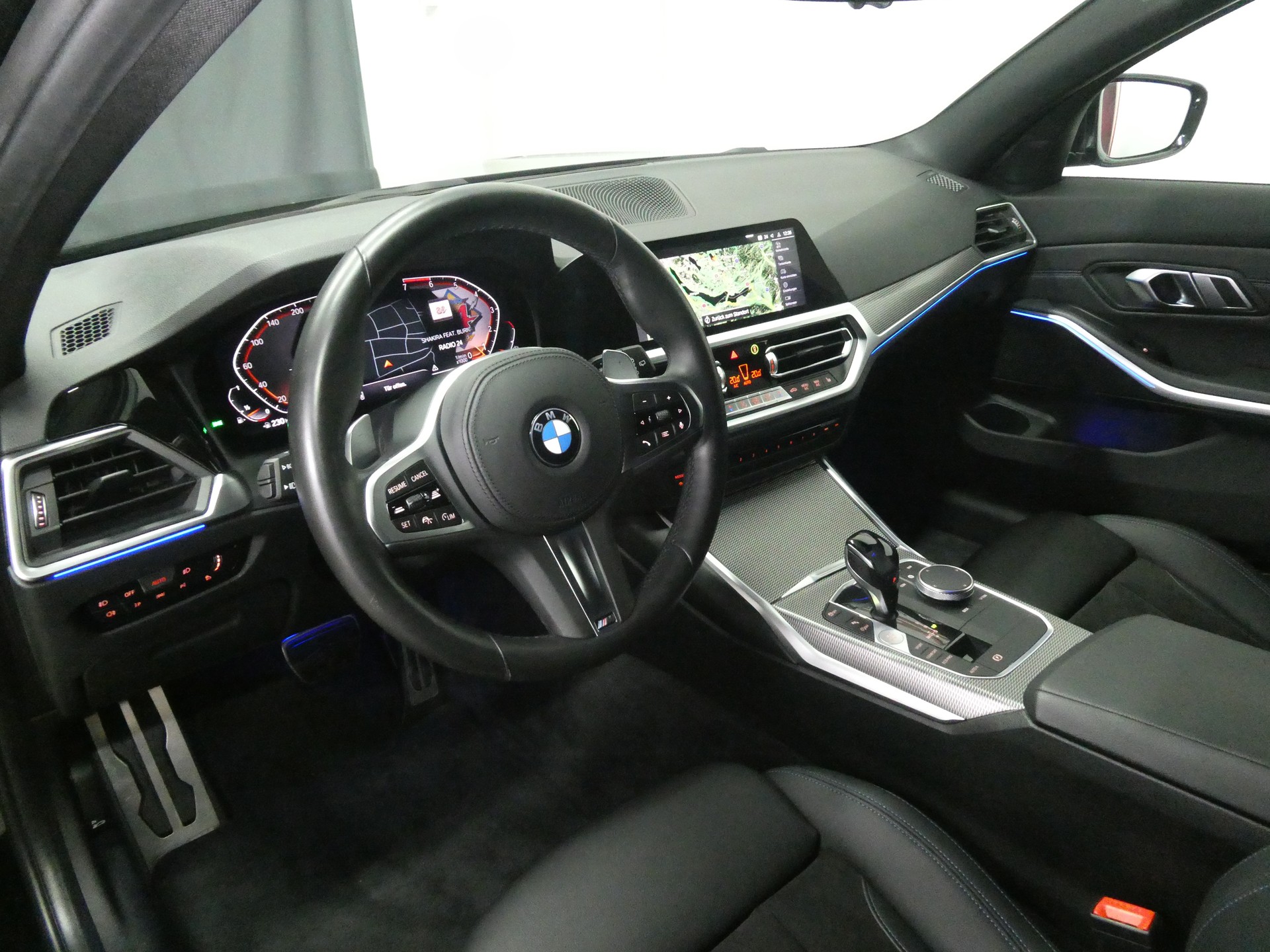 BMW 330i Touring Steptronic M Sport - Navi - Leder/Alcantara - Ambiente - 258 PS-image-8