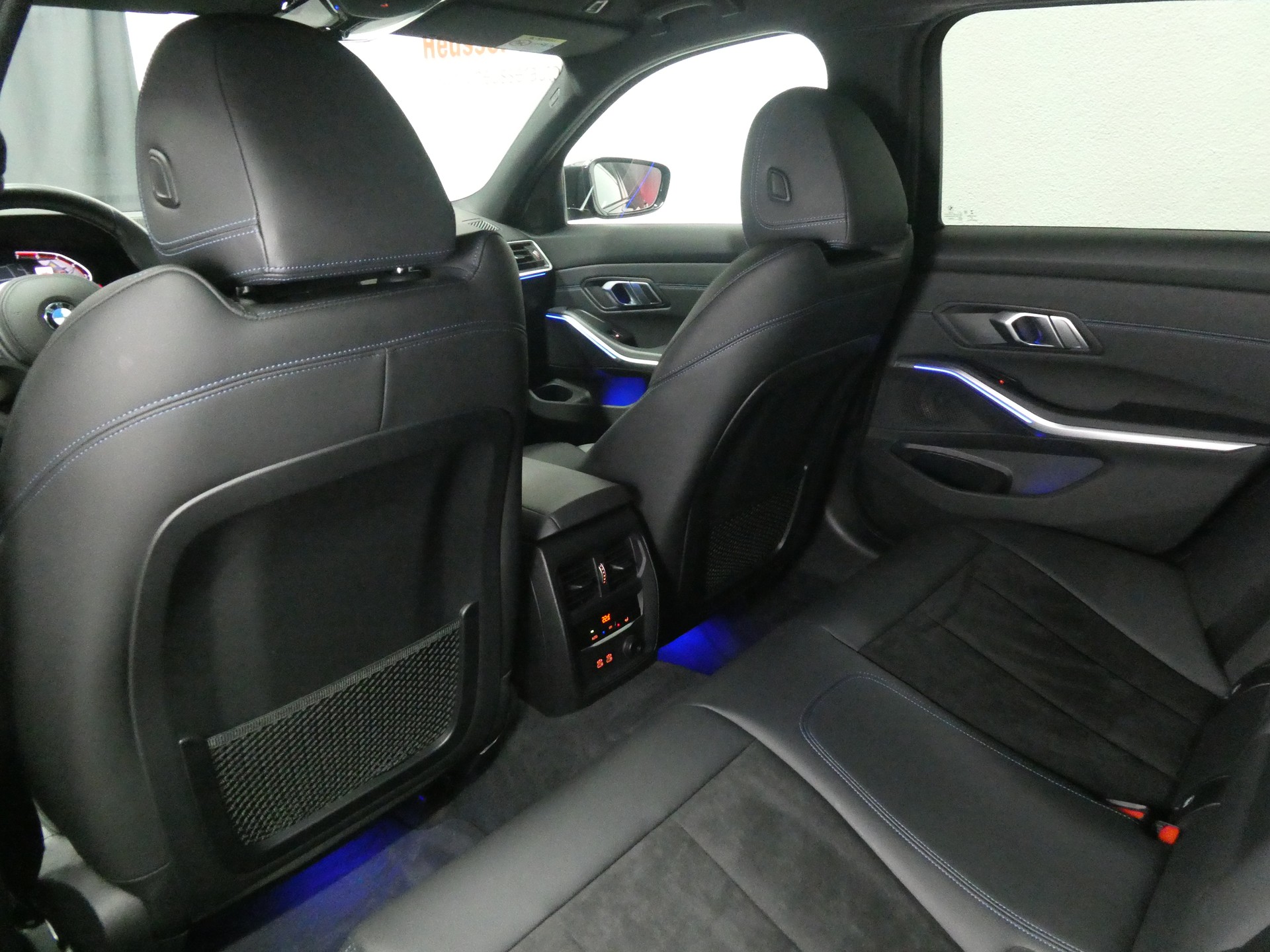 BMW 330i Touring Steptronic M Sport - Navi - Leder/Alcantara - Ambiente - 258 PS-image-10