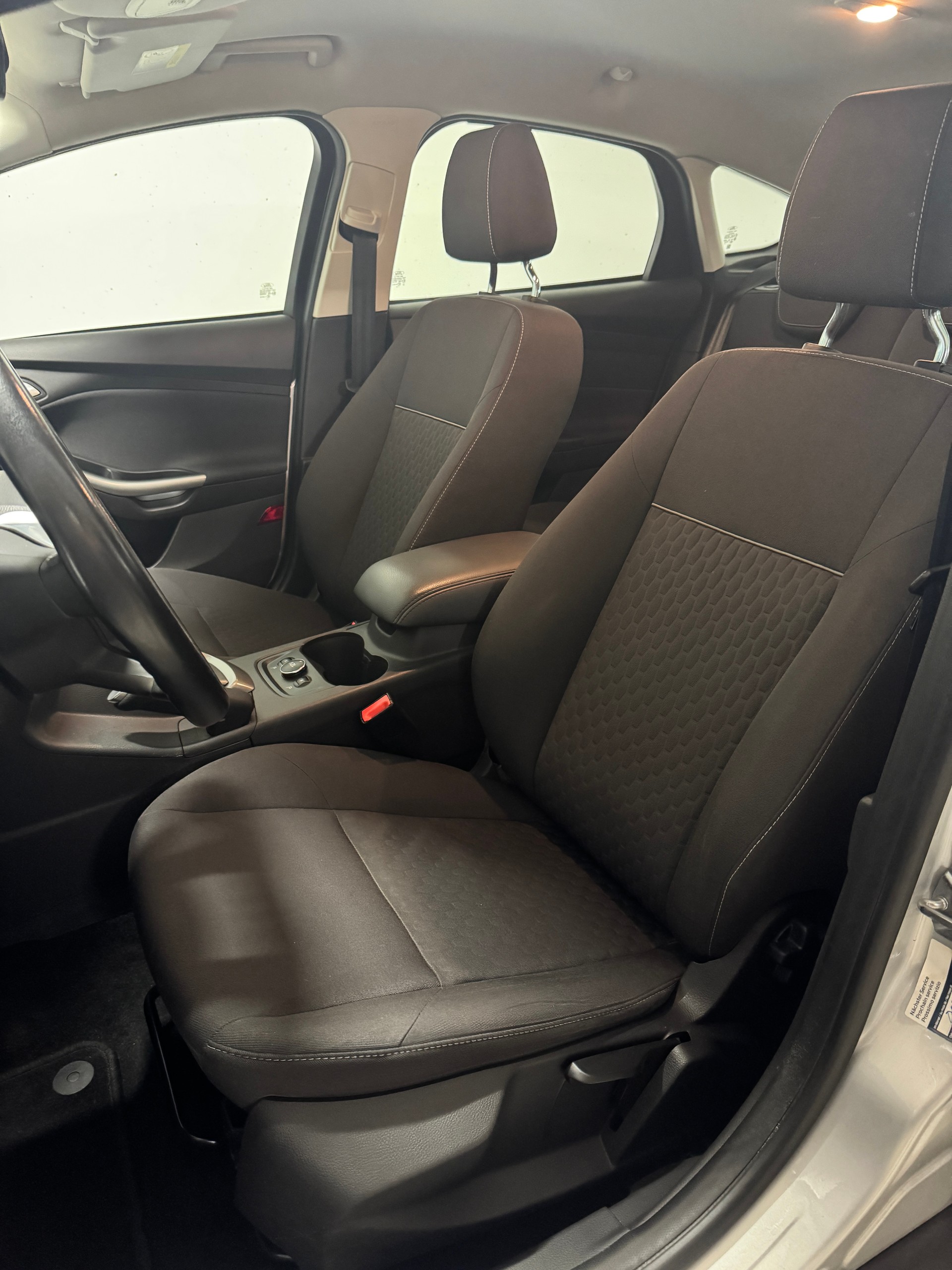FORD Focus 1.6i VCT Trend PowerShift-image-6