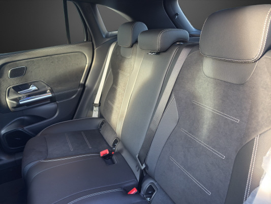 MERCEDES-BENZ GLA 250 e EQ Star 8G-DCT-image-9