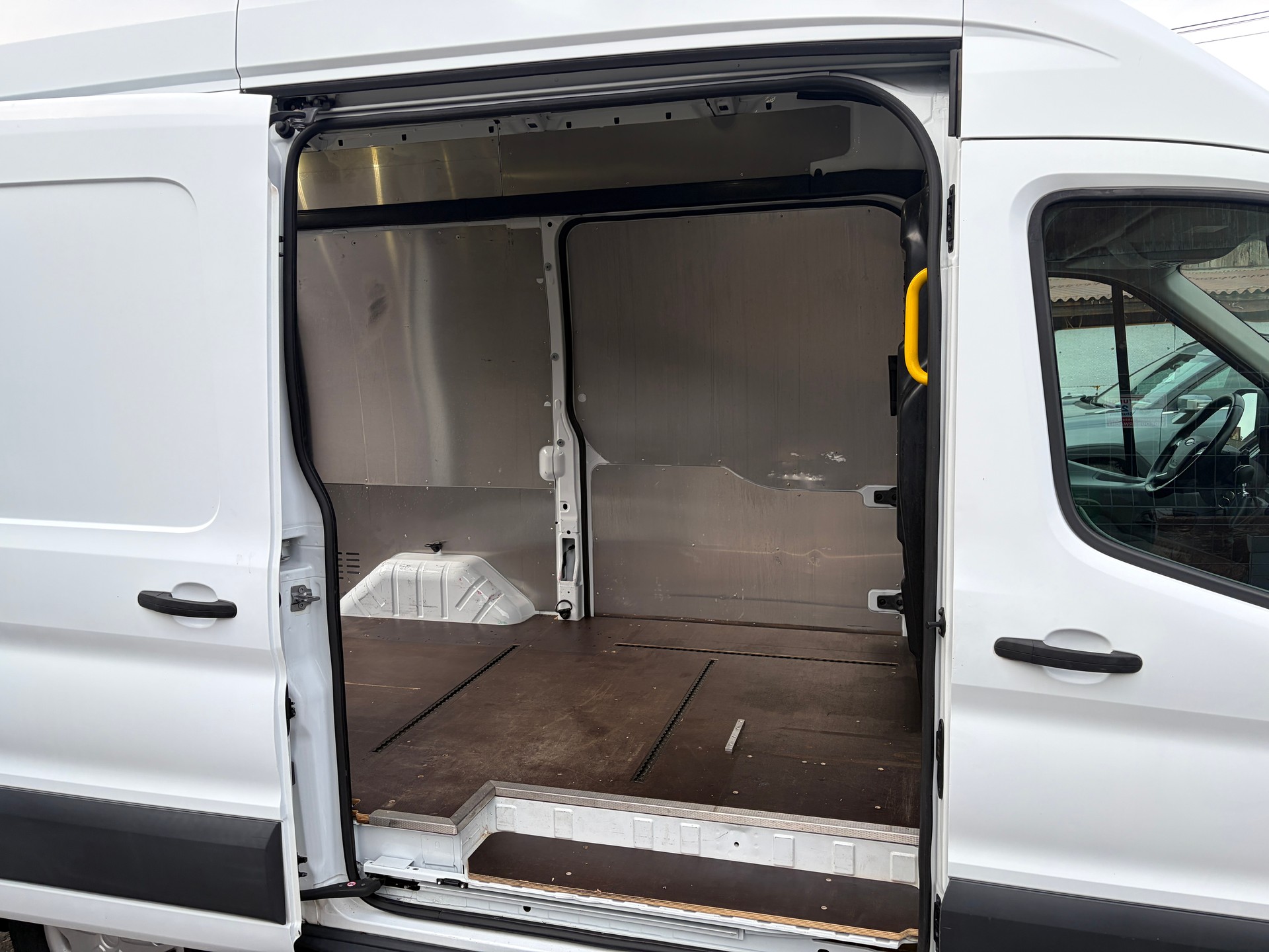 FORD Transit Van 350 L2H2 Ambiente 4WD-image-4