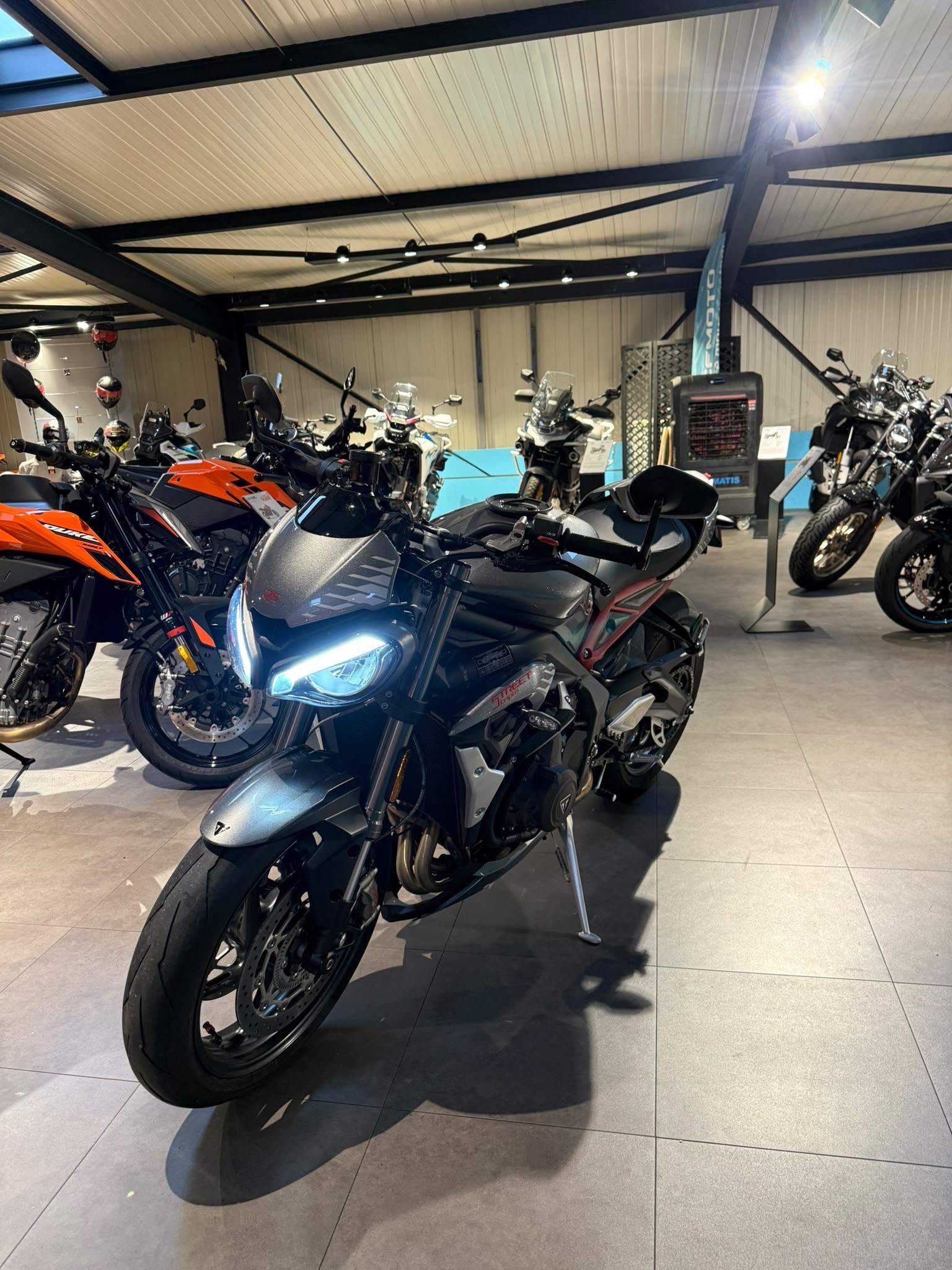 TRIUMPH Street Triple RS 765-showroom-element-1
