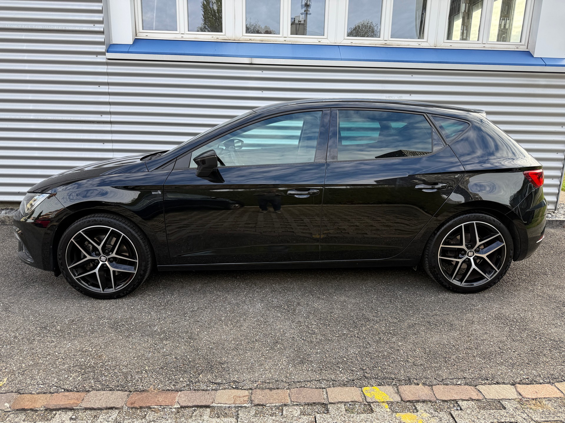 SEAT Leon 1.8 TSI Swiss FR-image-2