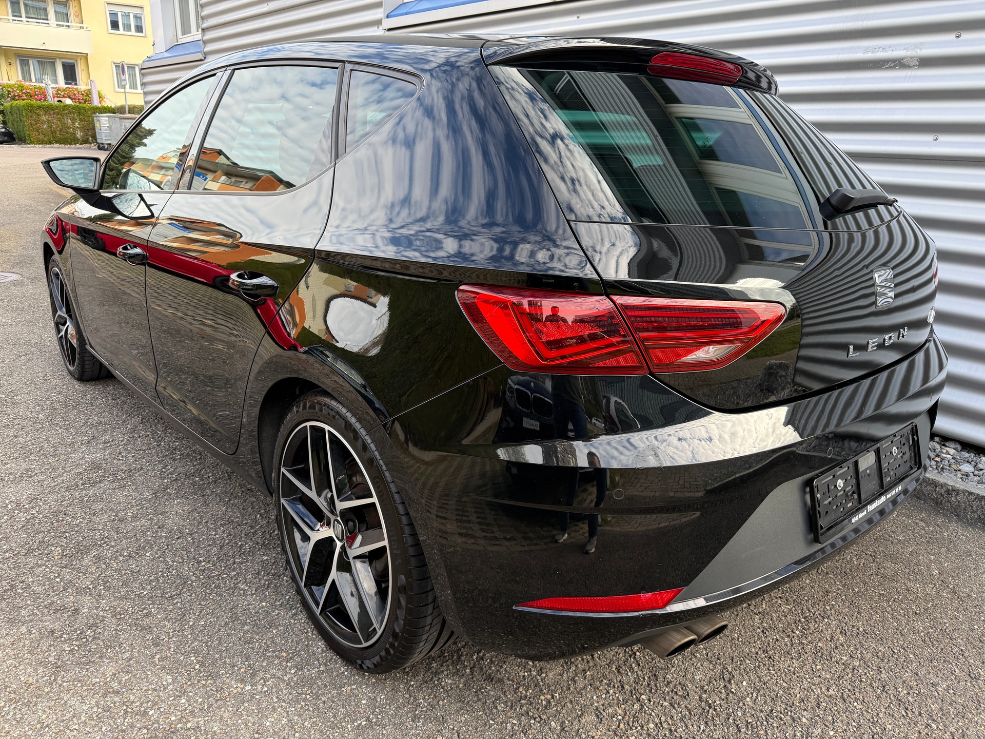 SEAT Leon 1.8 TSI Swiss FR-image-1