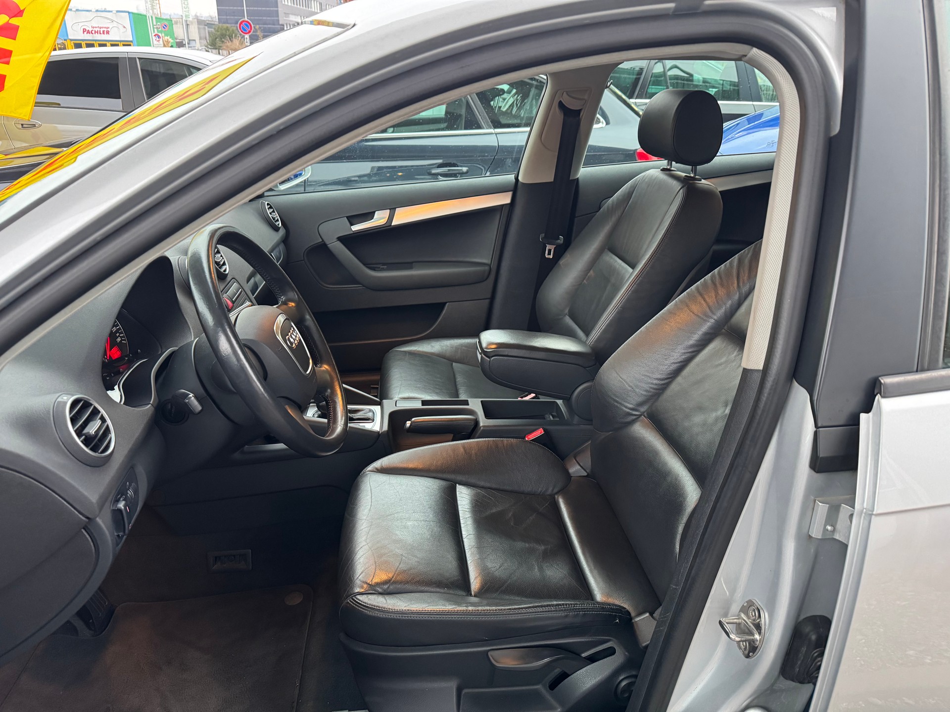 AUDI A3 Sportback 2.0 FSI Attraction-image-3