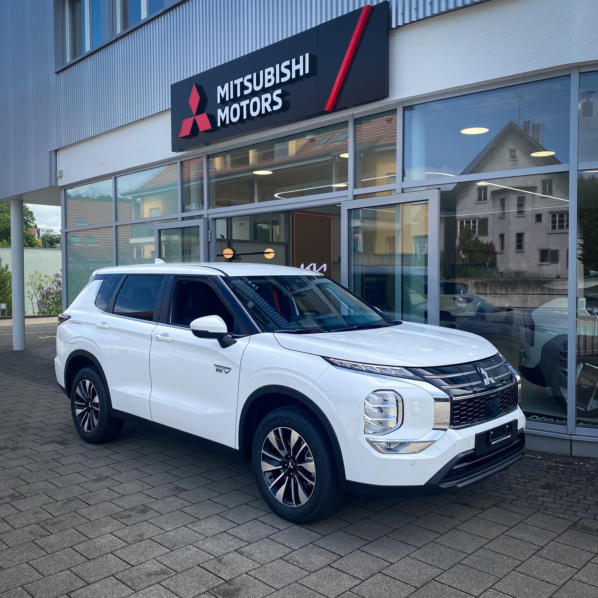 MITSUBISHI Outlander 2.4 PHEV Invite 4x4-image-0