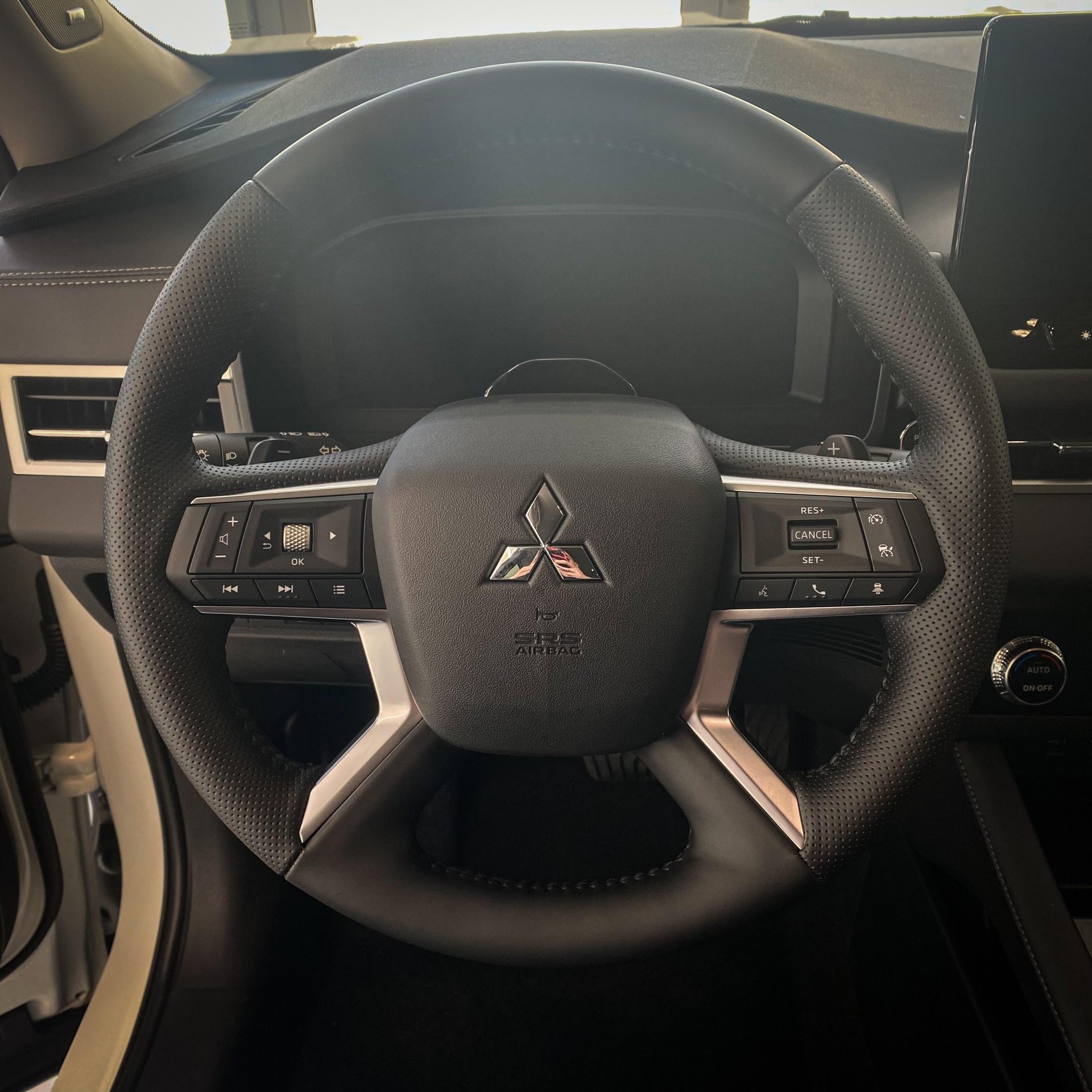 MITSUBISHI Outlander 2.4 PHEV Invite 4x4-image-4