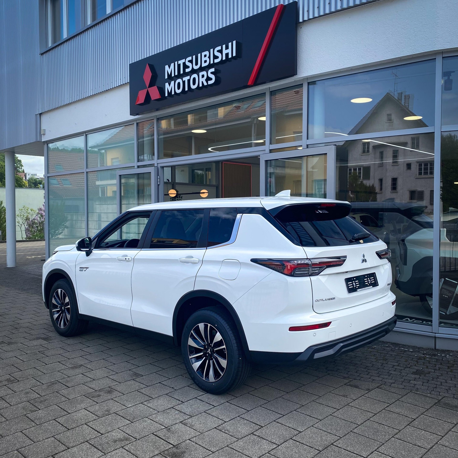 MITSUBISHI Outlander 2.4 PHEV Invite 4x4-image-1
