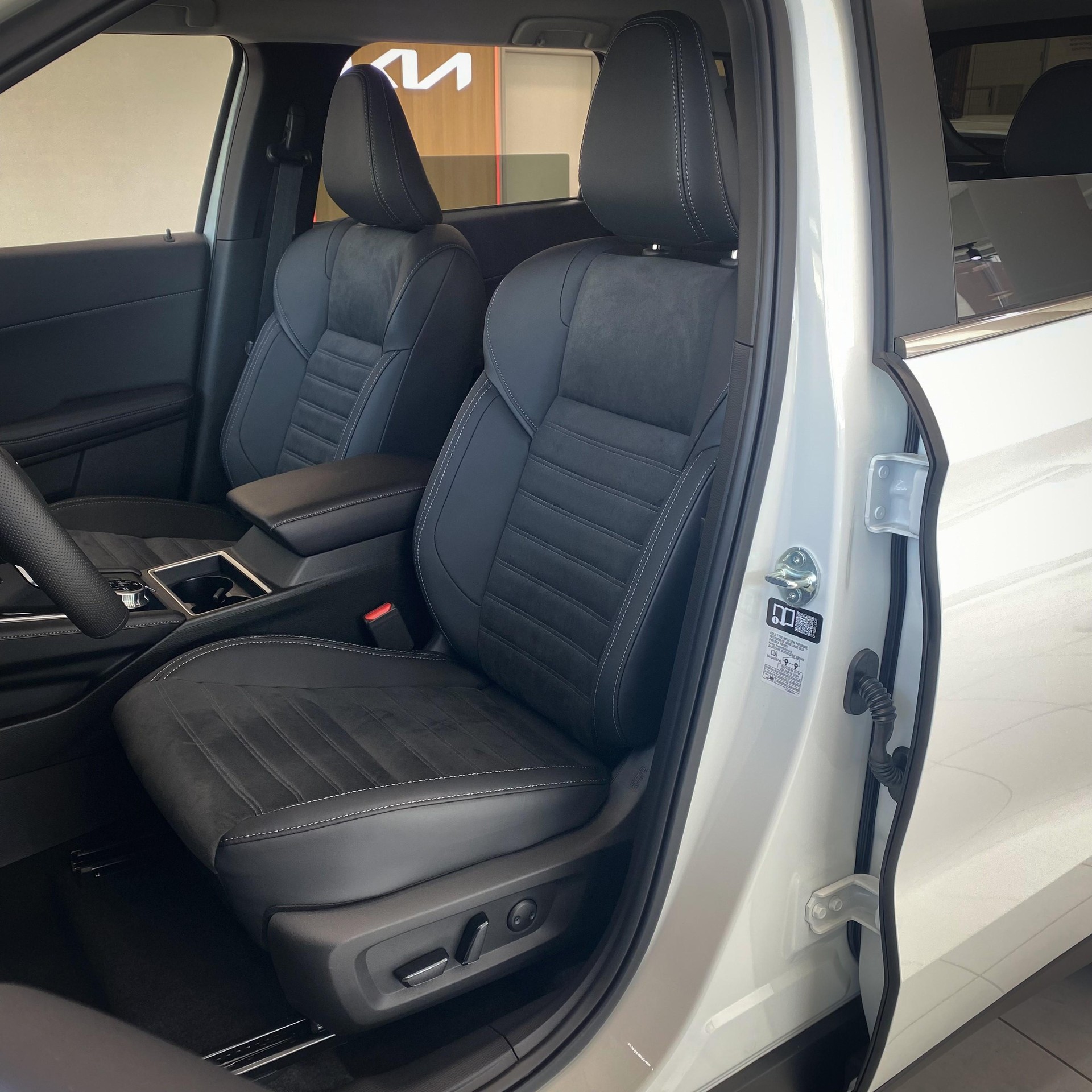MITSUBISHI Outlander 2.4 PHEV Invite 4x4-image-12