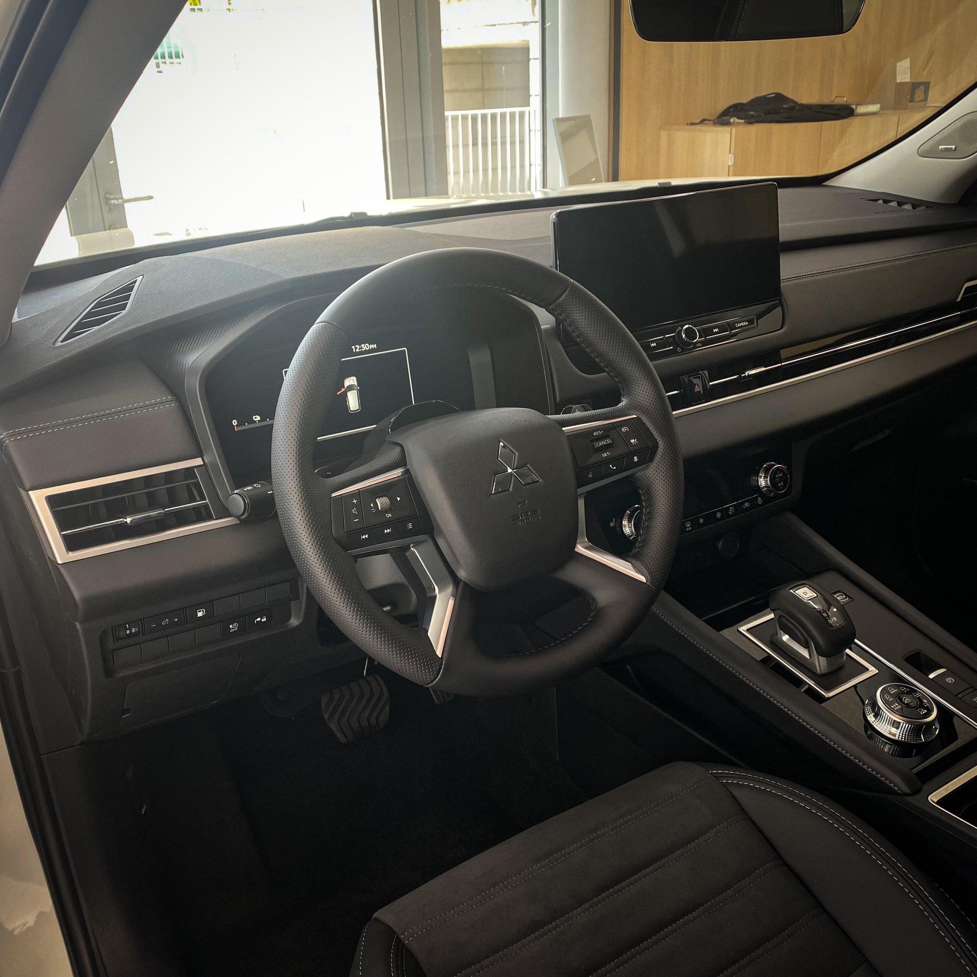 MITSUBISHI Outlander 2.4 PHEV Invite 4x4-image-3