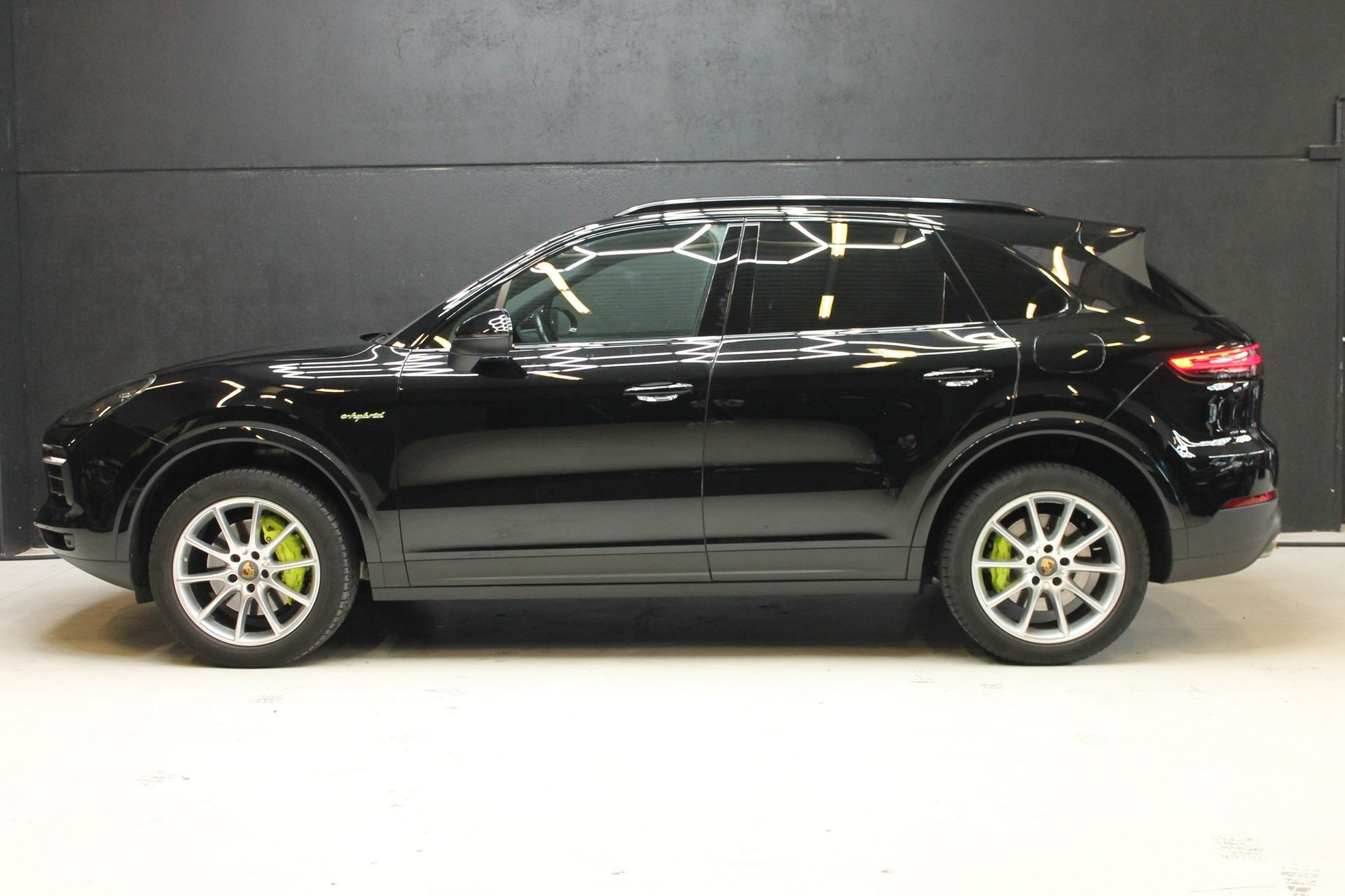 PORSCHE Cayenne E-Hybrid-image-2