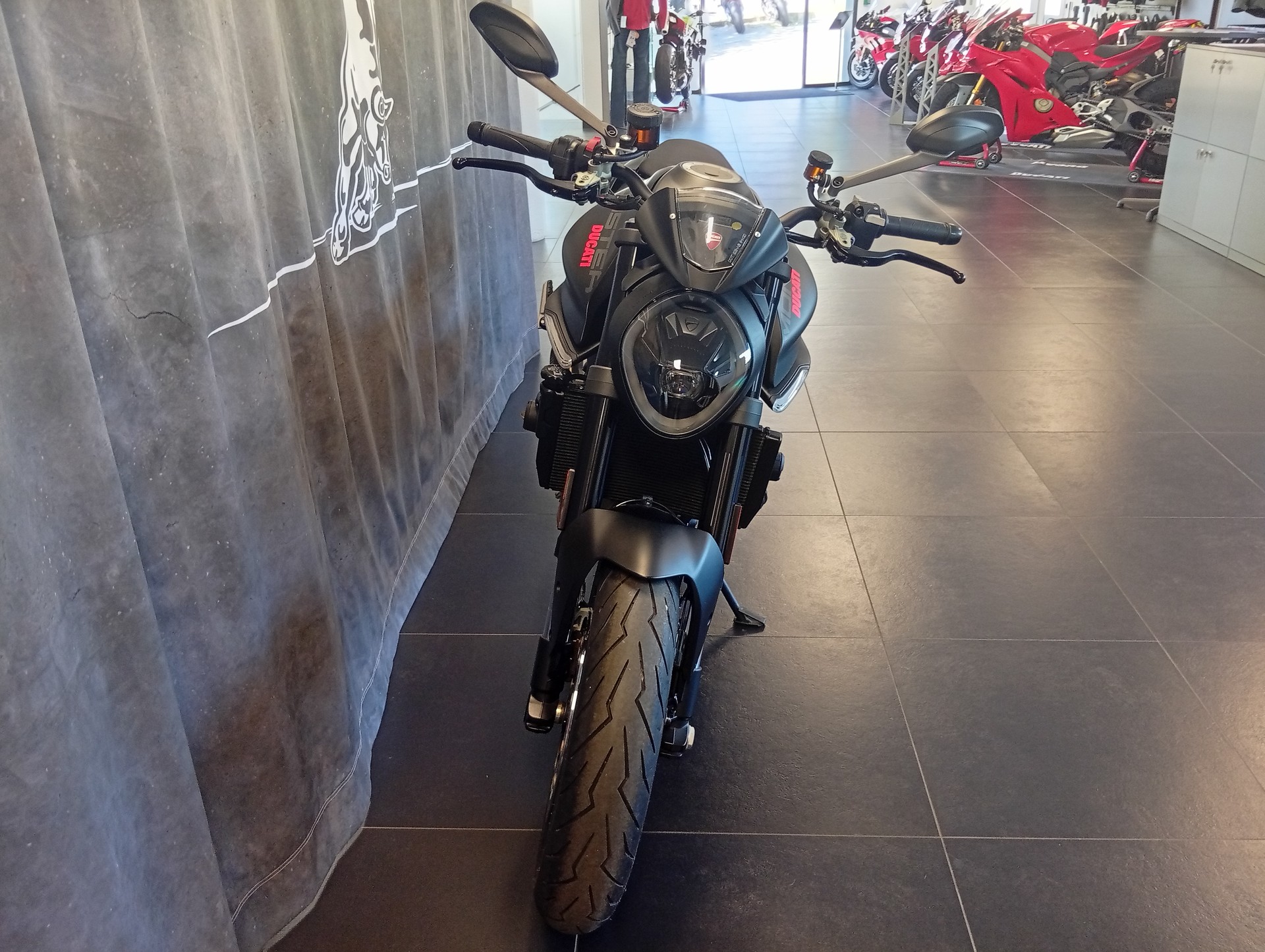 DUCATI Monster + 937 Dark Staealth-showroom-element-3