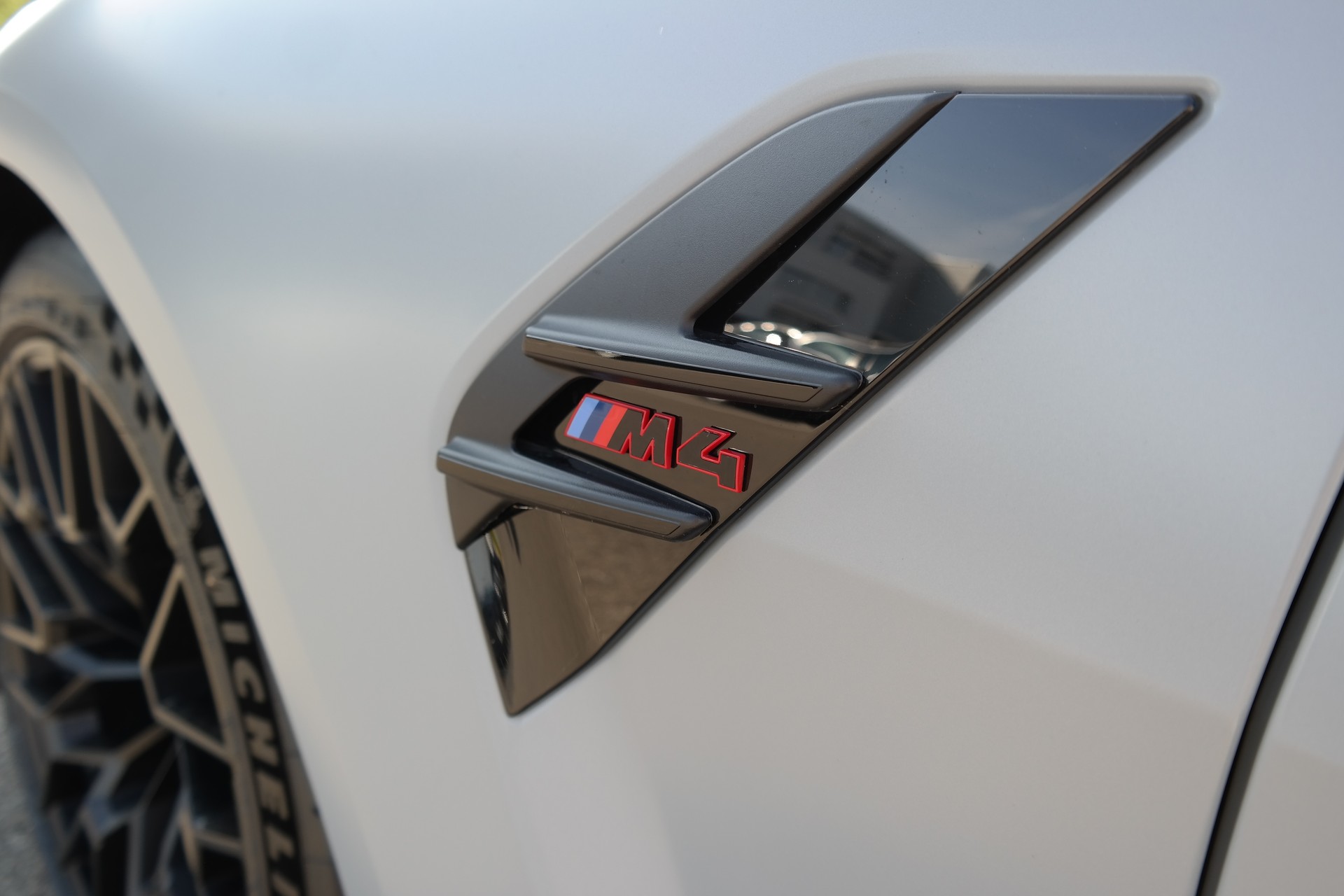 BMW M4 CSL Coupé-image-9