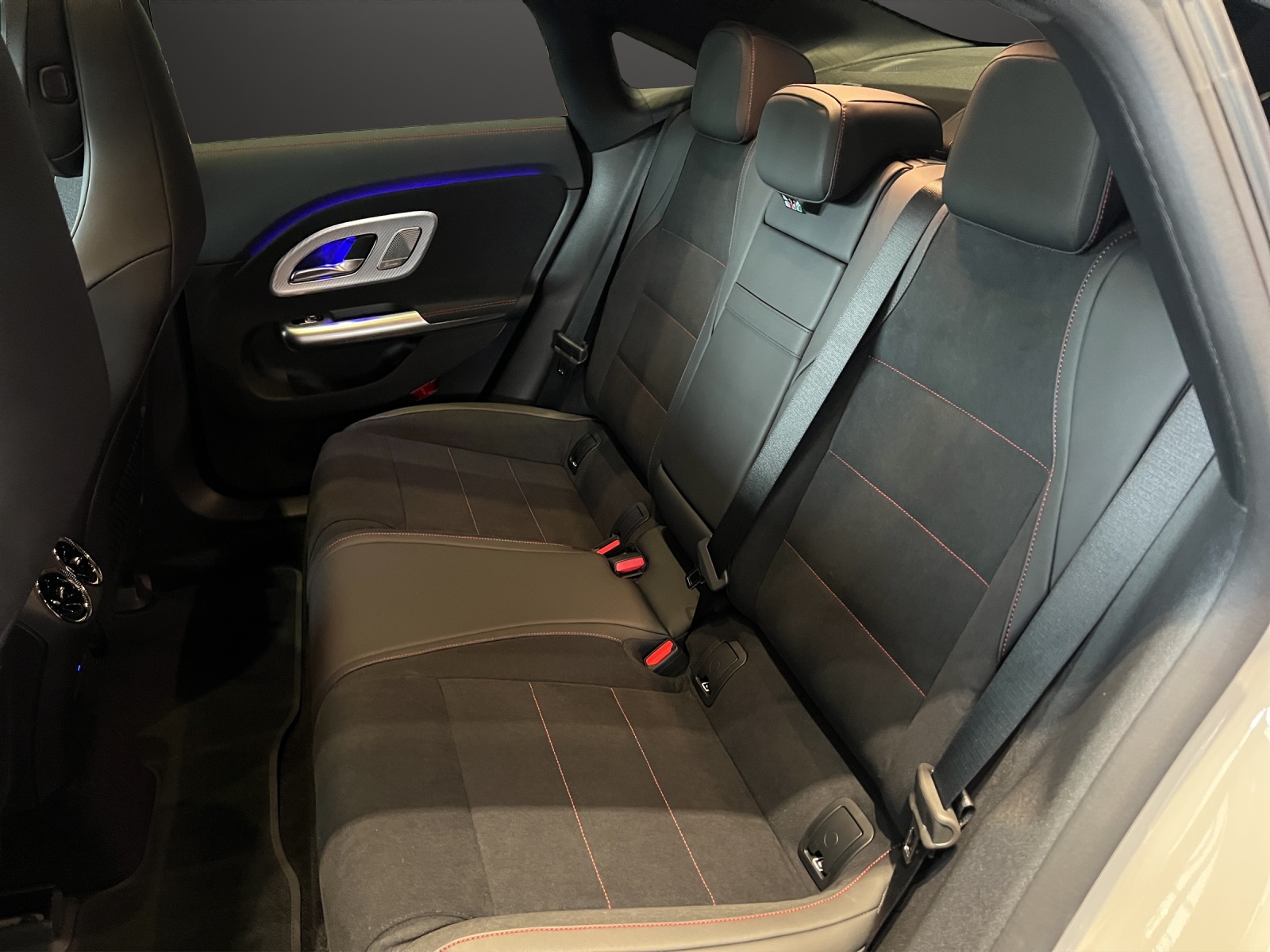 MERCEDES-BENZ CLA 350 4MATIC with EQ Technology-image-14