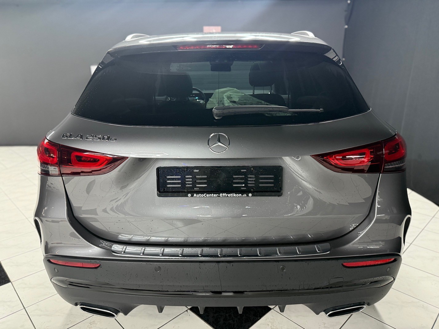 MERCEDES-BENZ GLA 250e AMG Line 8G-DCT-image-4