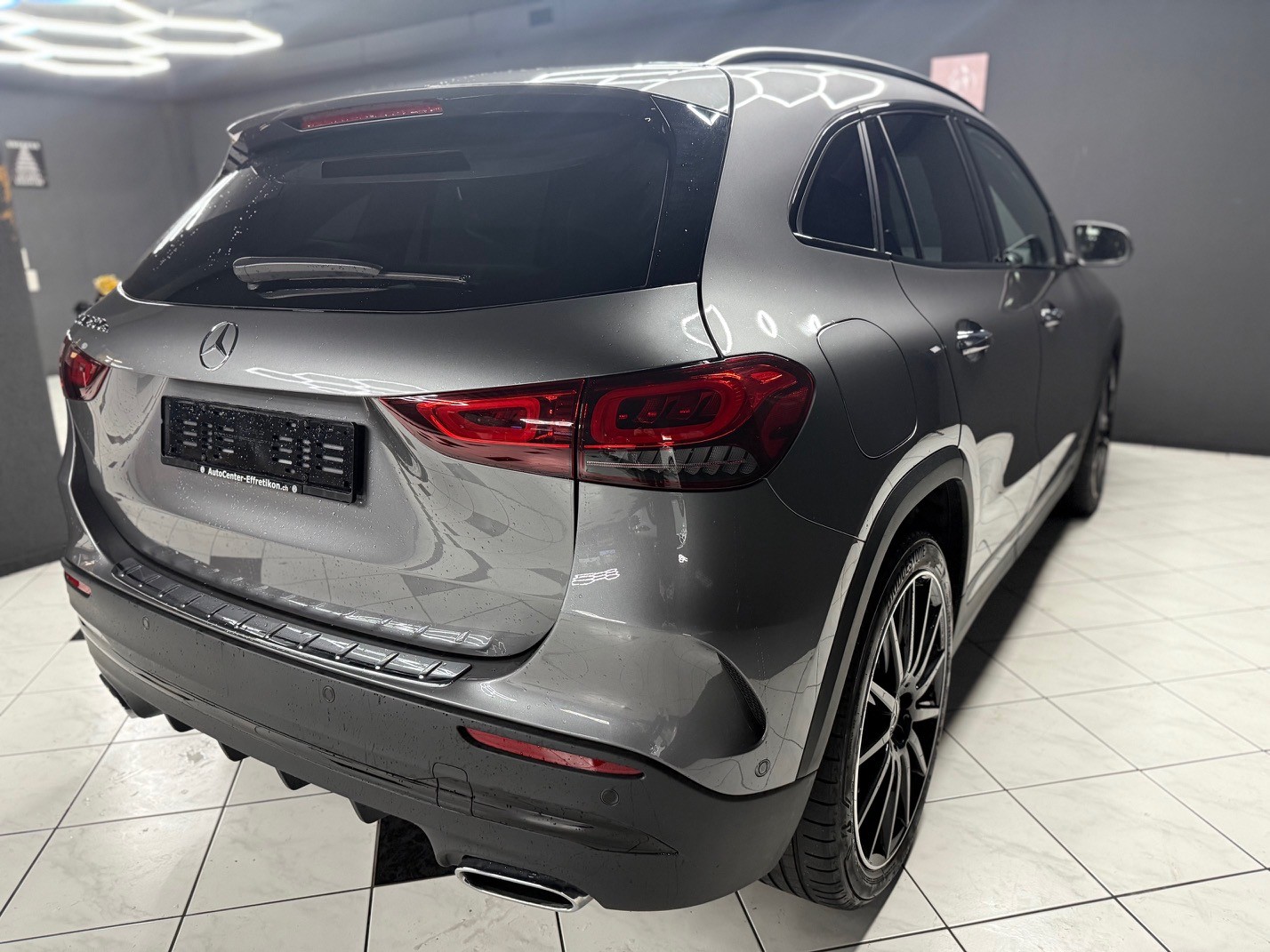 MERCEDES-BENZ GLA 250e AMG Line 8G-DCT-image-5