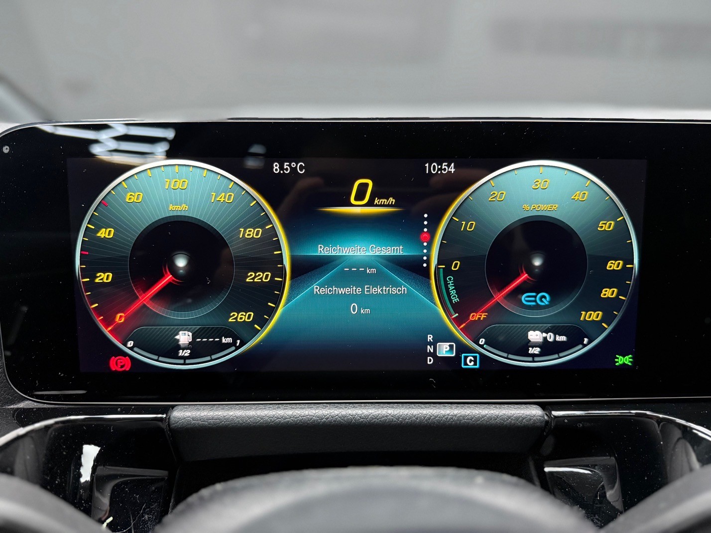 MERCEDES-BENZ GLA 250e AMG Line 8G-DCT-image-10
