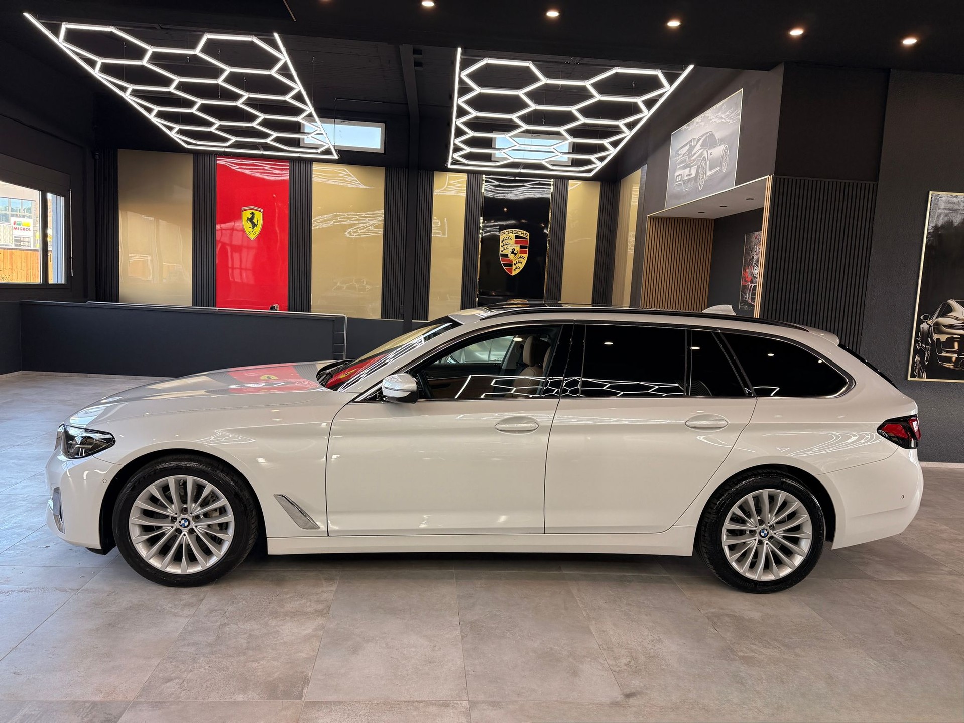 BMW 530d xDrive 48V Touring Luxury Line Steptronic-image-7