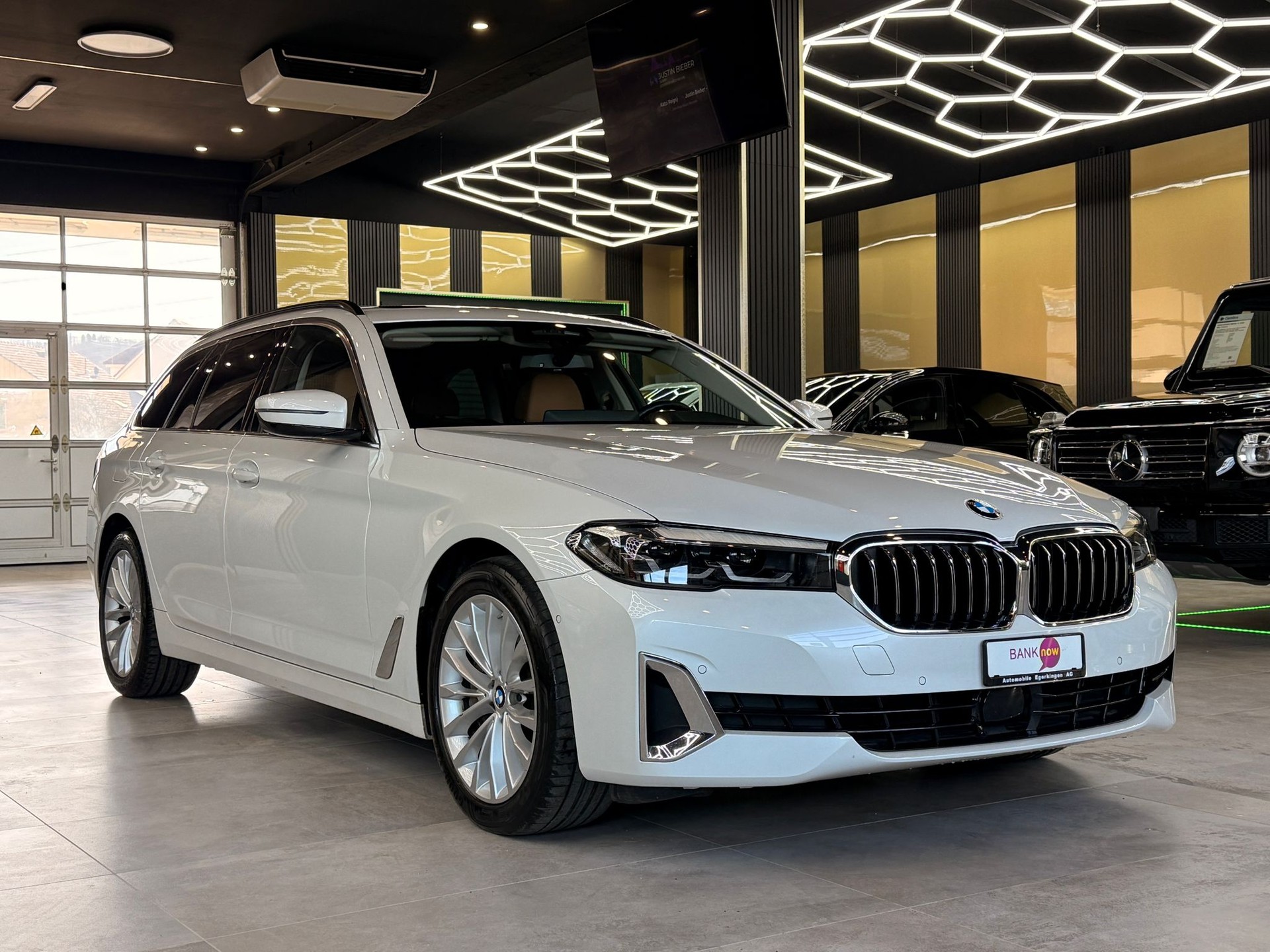 BMW 530d xDrive 48V Touring Luxury Line Steptronic-image-2