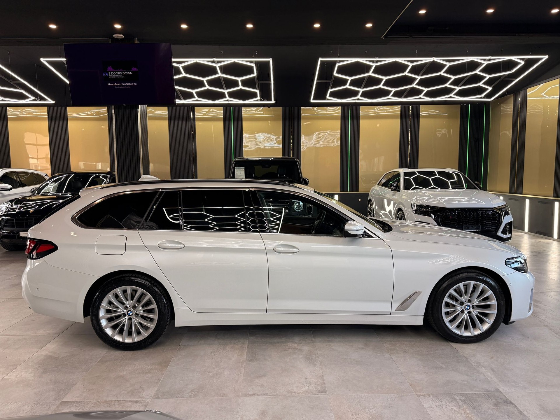 BMW 530d xDrive 48V Touring Luxury Line Steptronic-image-3