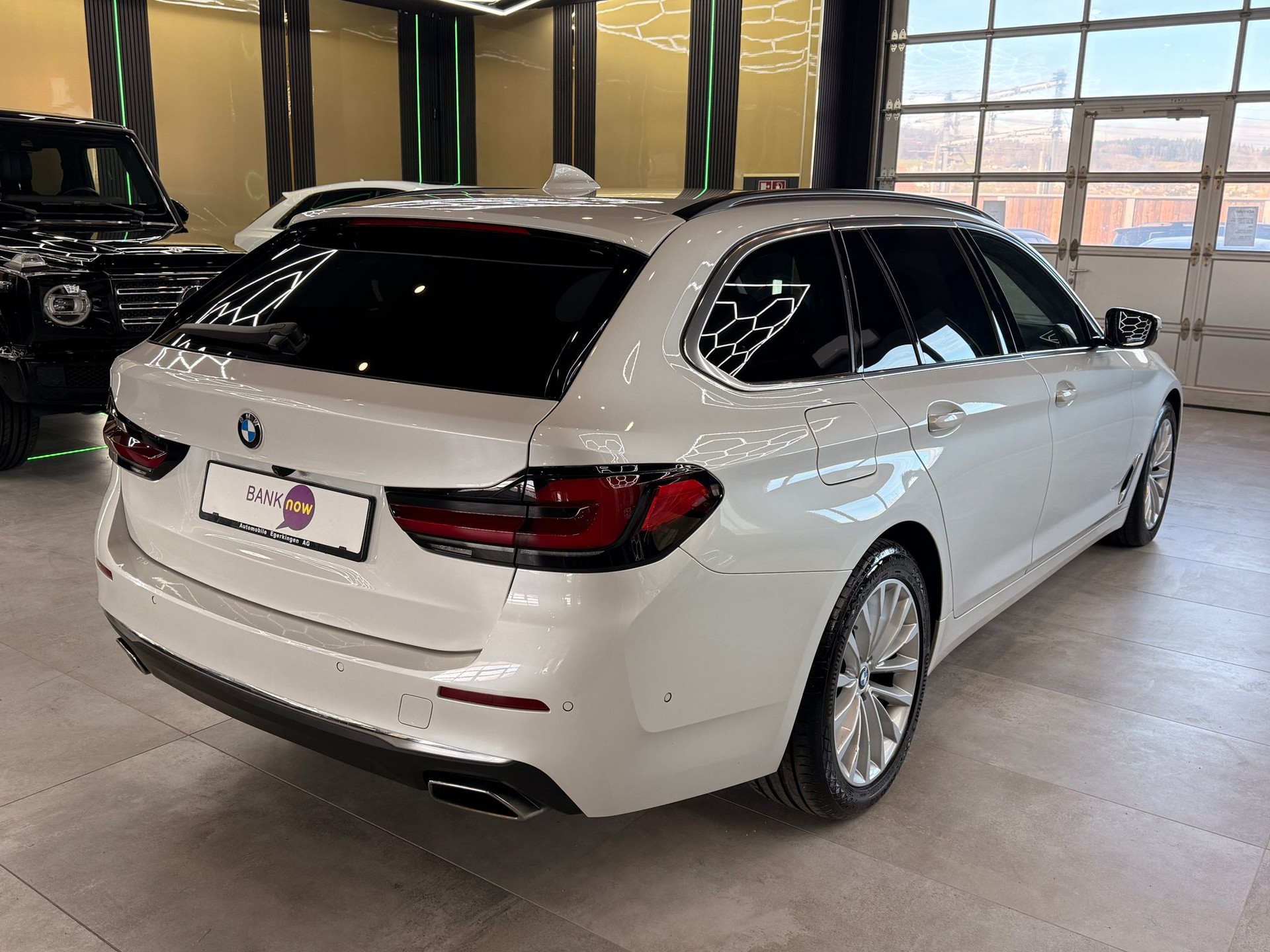 BMW 530d xDrive 48V Touring Luxury Line Steptronic-image-4