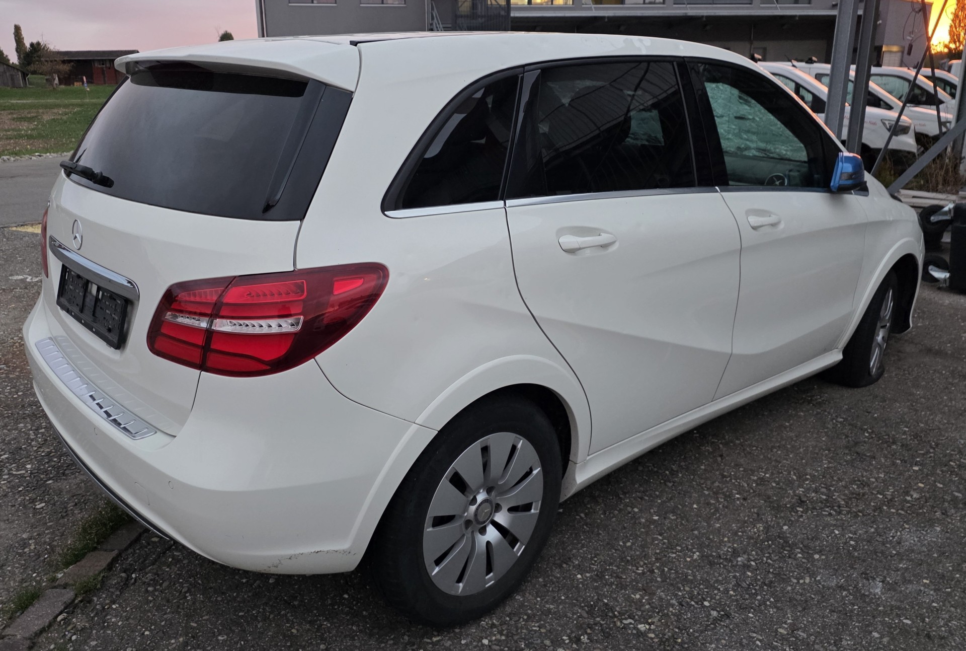 MERCEDES-BENZ B250e-image-11