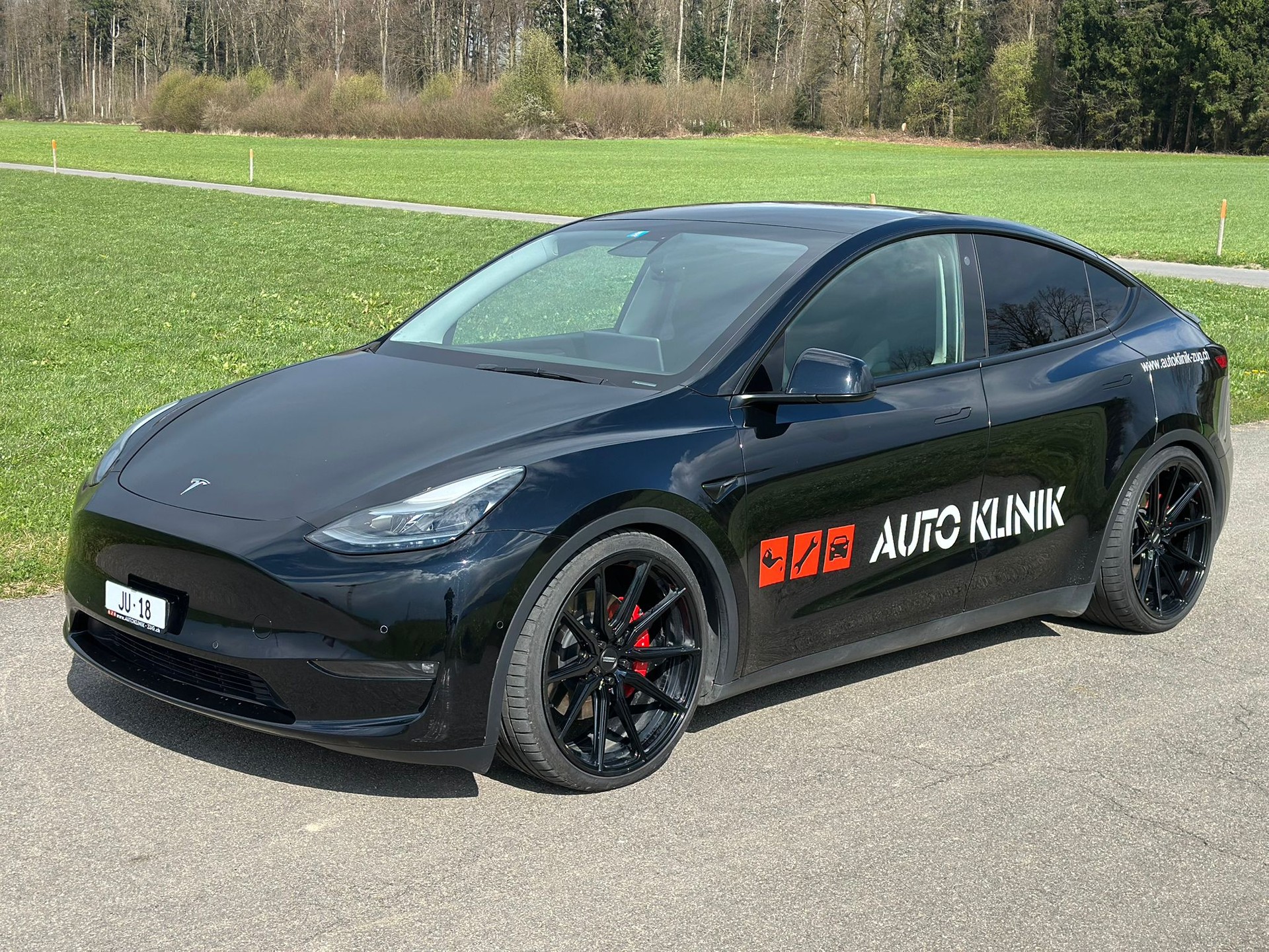 TESLA Performance-showroom-element-1