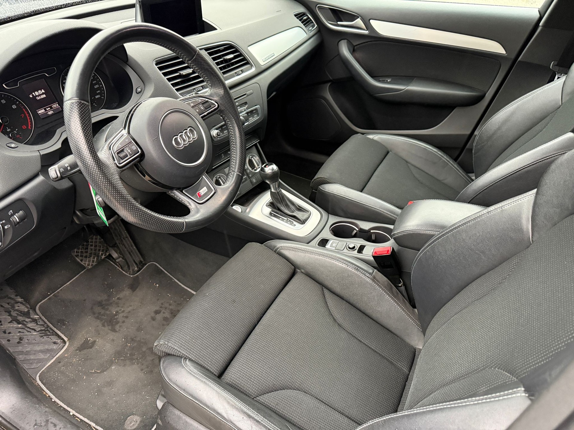 AUDI Q3 2.0 TFSI quattro S-tronic-image-13