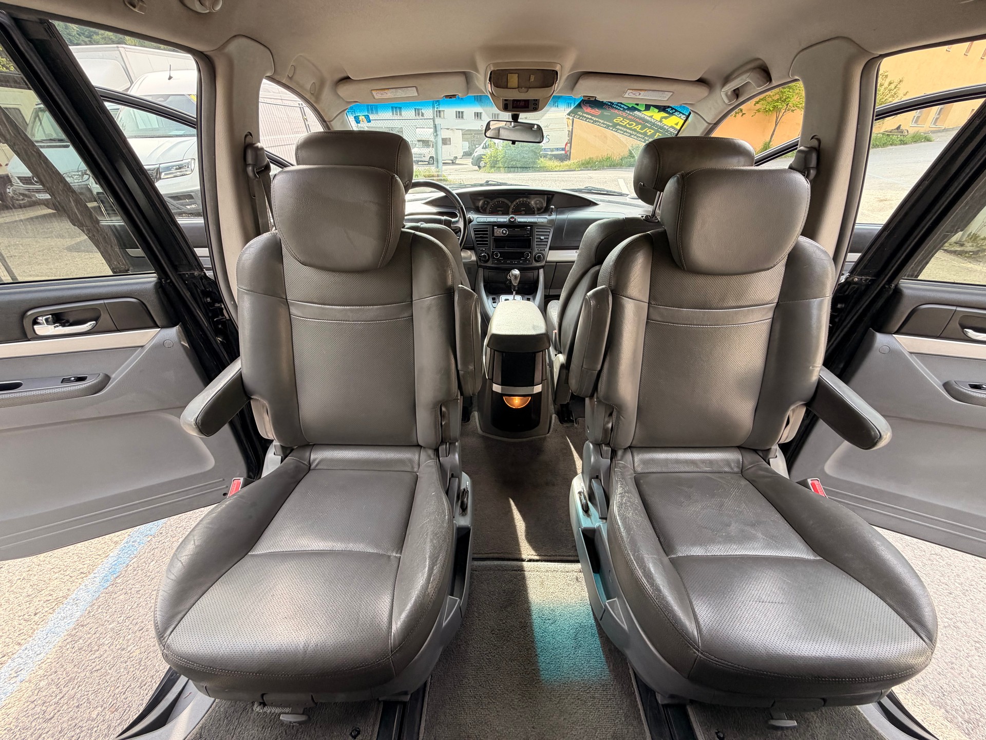 KGM-SsangYong Rodius SV 270 Xdi 4WD Automatic-image-24