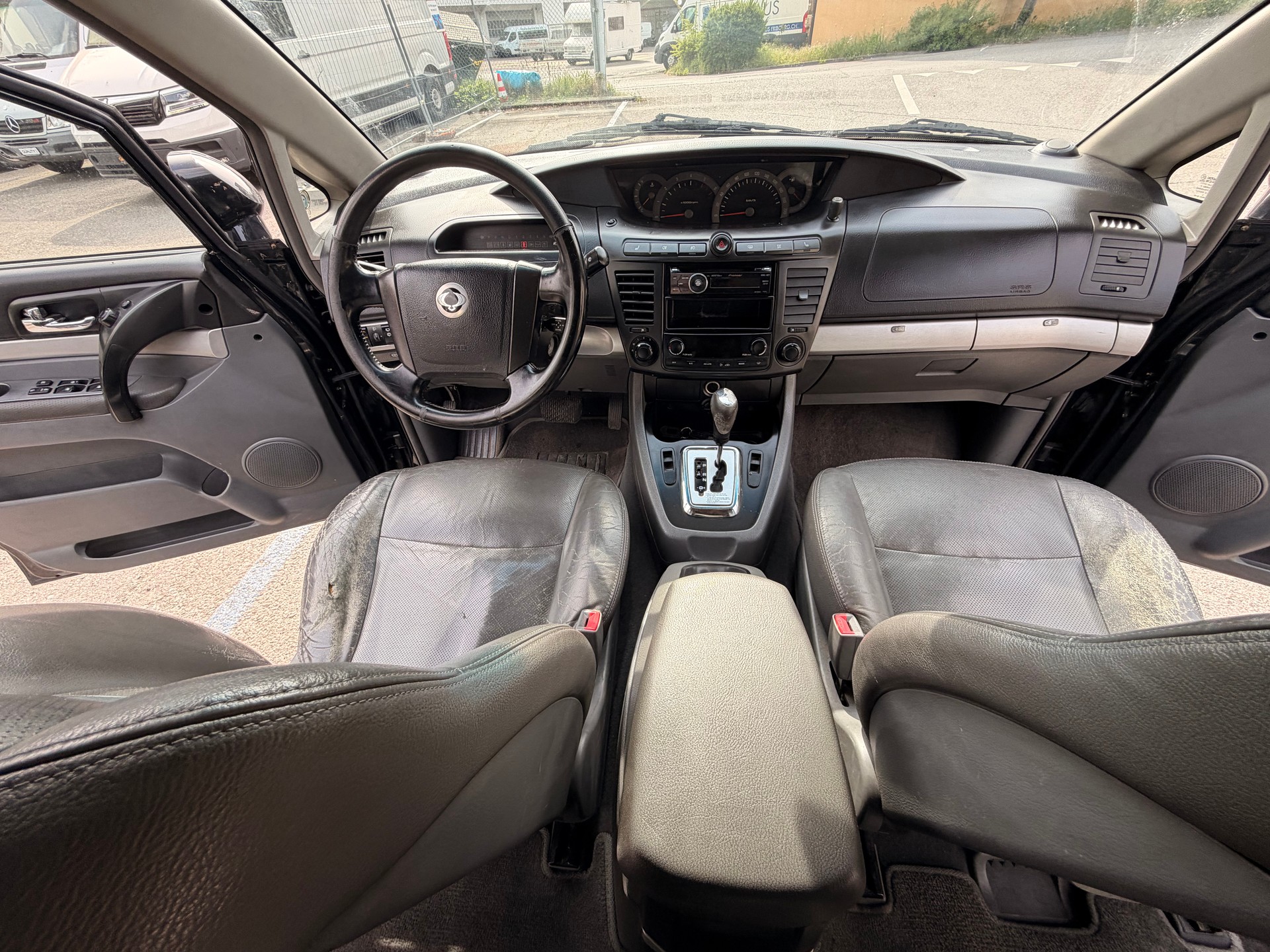 KGM-SsangYong Rodius SV 270 Xdi 4WD Automatic-image-25