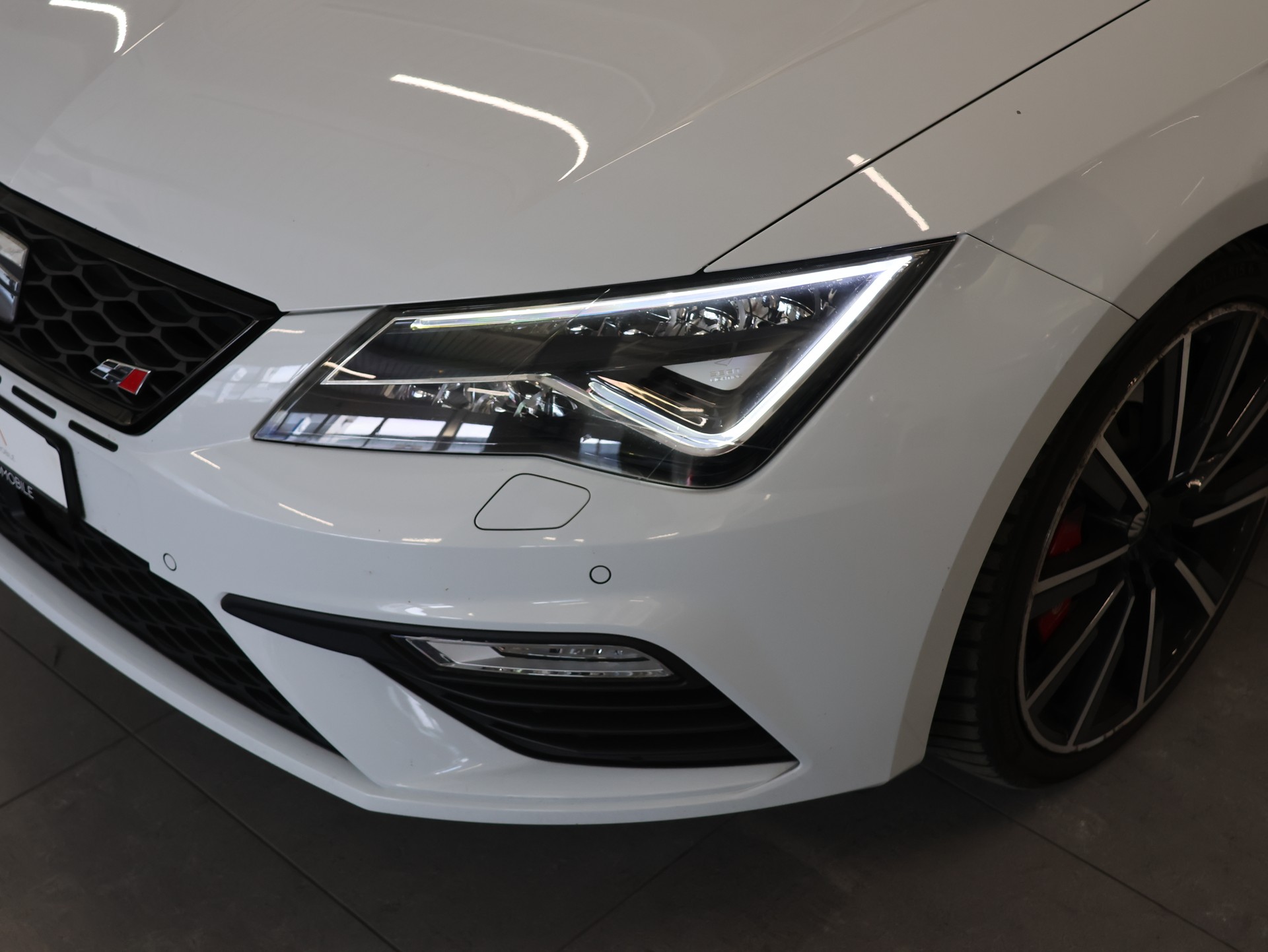 SEAT Leon 2.0 TSI Cupra R DSG *Panorama* *Schalensitze* *360 Kamera*-image-9