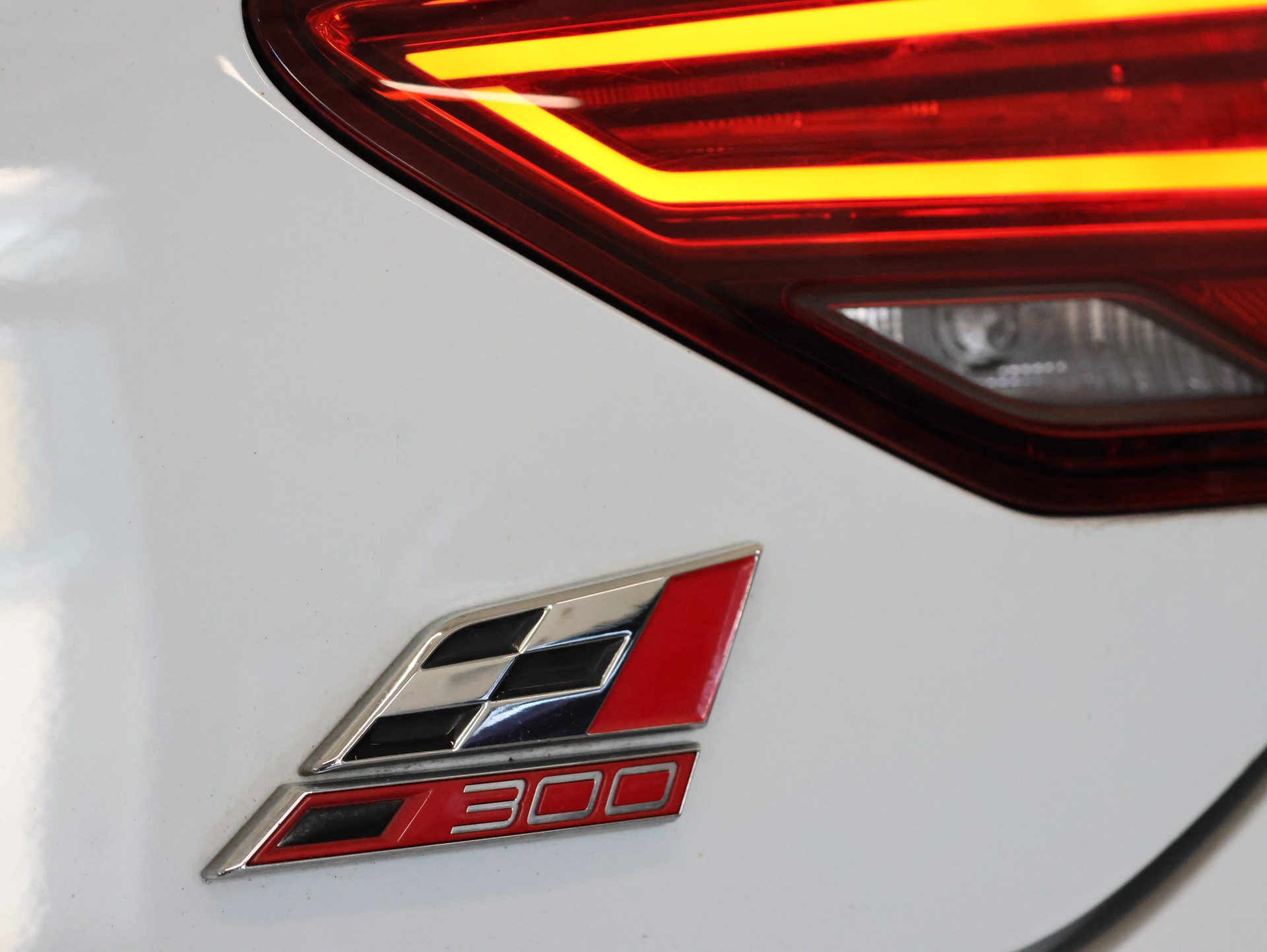 SEAT Leon 2.0 TSI Cupra R DSG *Panorama* *Schalensitze* *360 Kamera*-image-13