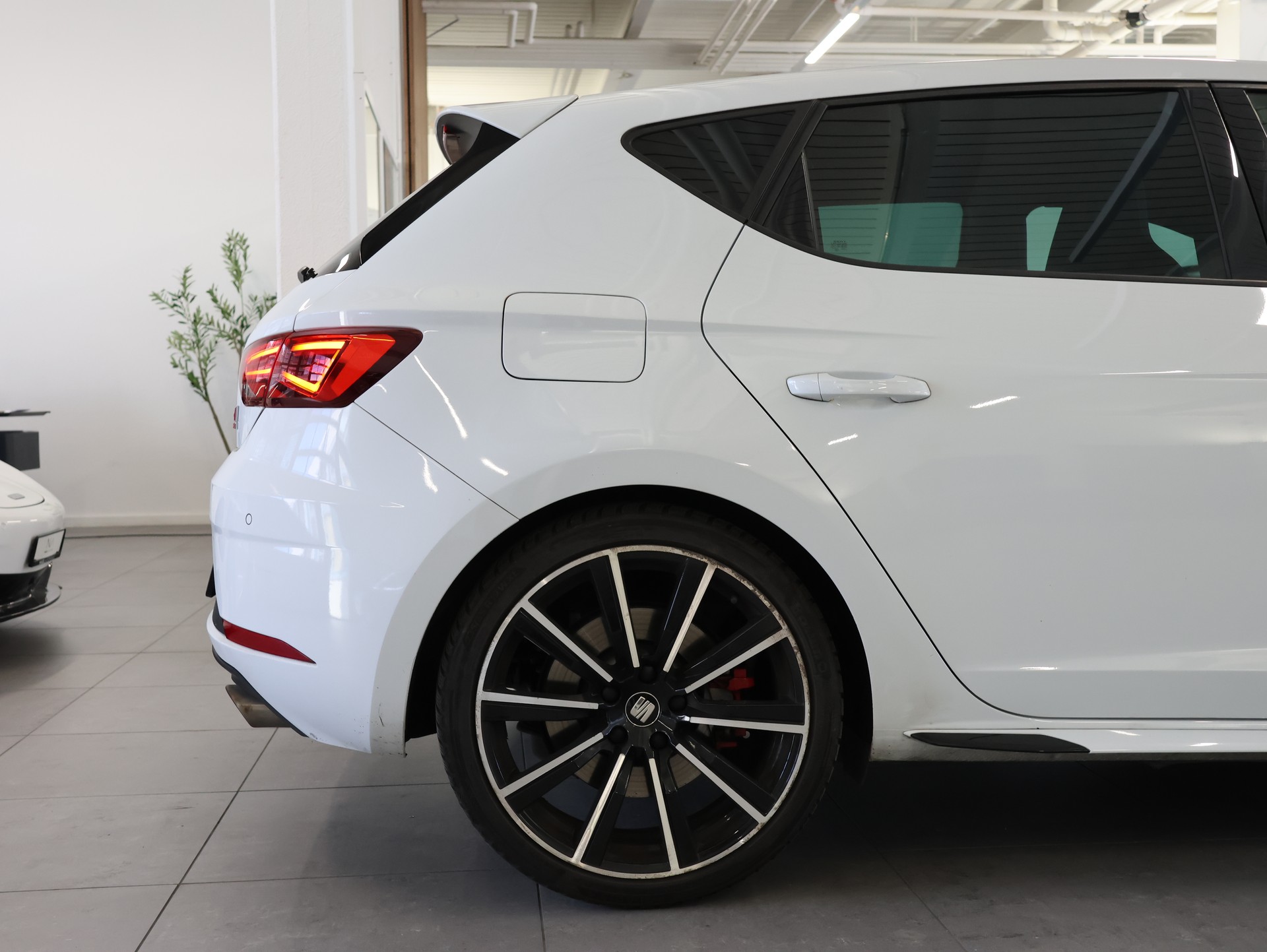 SEAT Leon 2.0 TSI Cupra R DSG *Panorama* *Schalensitze* *360 Kamera*-image-12