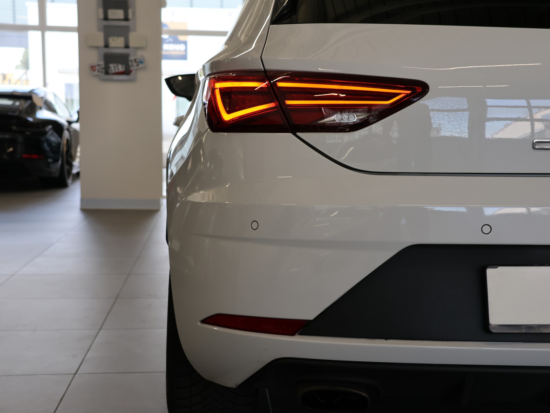 SEAT Leon 2.0 TSI Cupra R DSG *Panorama* *Schalensitze* *360 Kamera*-image-11