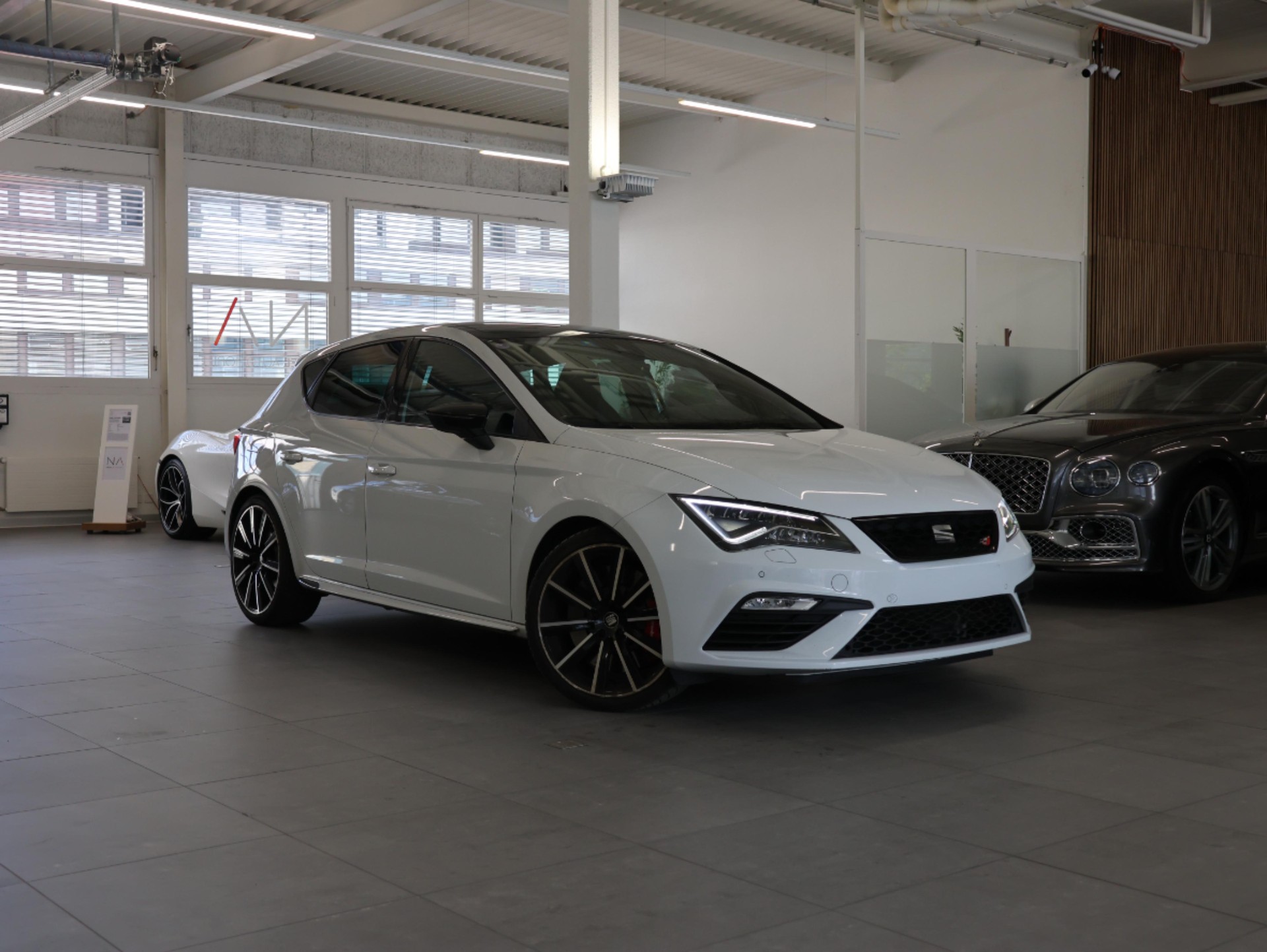 SEAT Leon 2.0 TSI Cupra R DSG *Panorama* *Schalensitze* *360 Kamera*-image-0