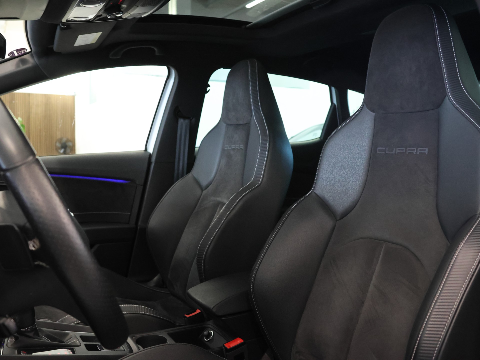 SEAT Leon 2.0 TSI Cupra R DSG *Panorama* *Schalensitze* *360 Kamera*-image-16