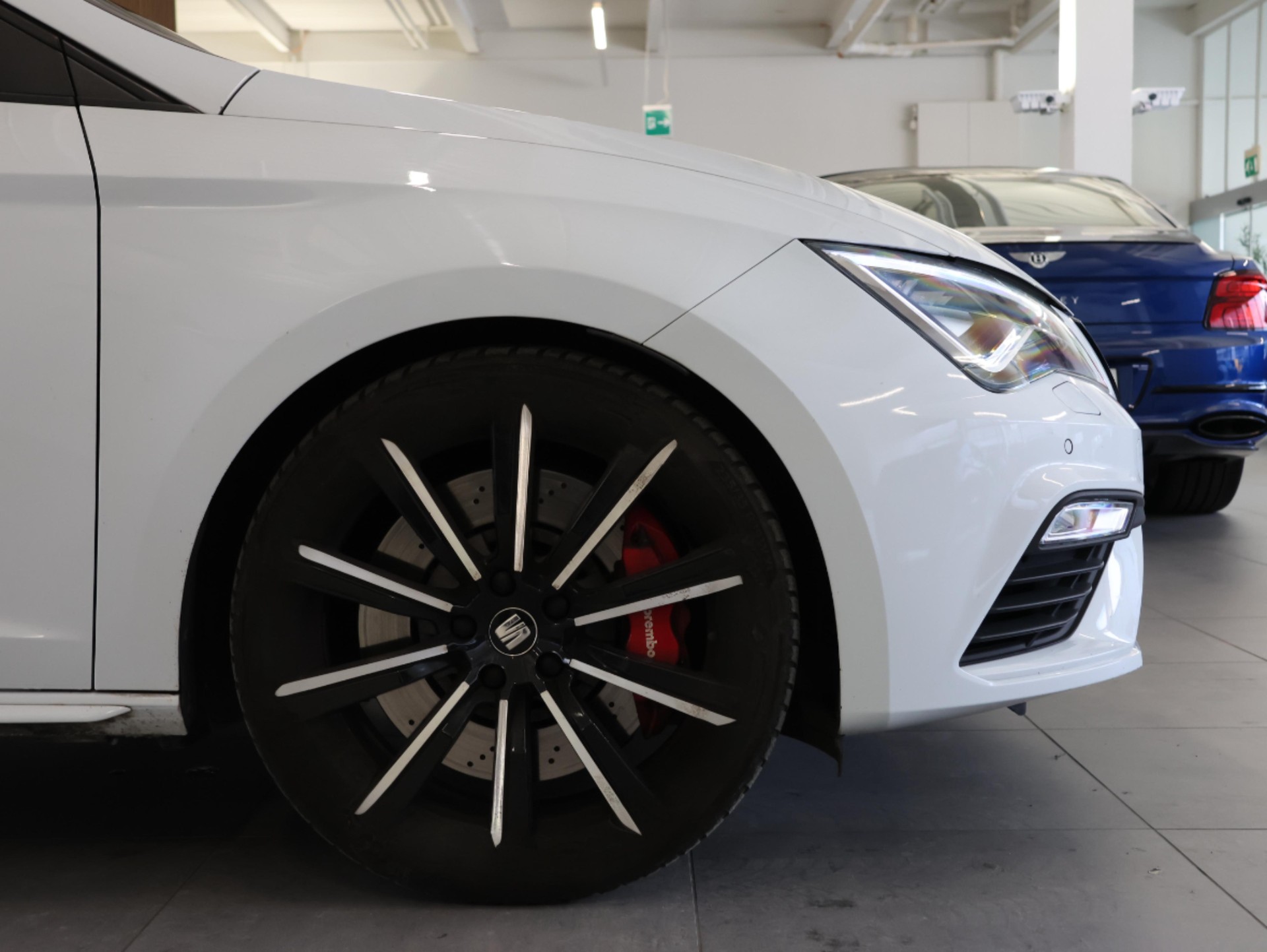 SEAT Leon 2.0 TSI Cupra R DSG *Panorama* *Schalensitze* *360 Kamera*-image-7