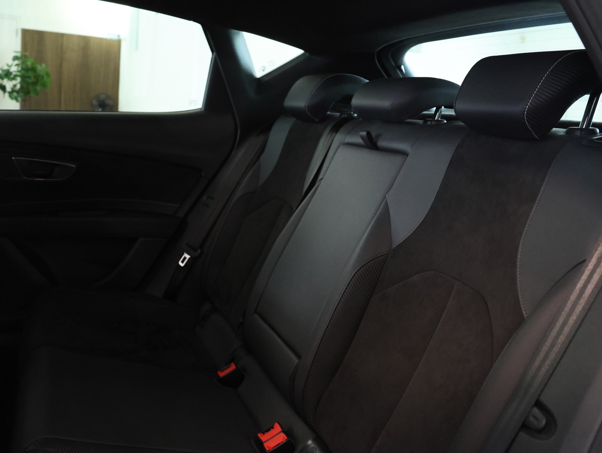 SEAT Leon 2.0 TSI Cupra R DSG *Panorama* *Schalensitze* *360 Kamera*-image-30