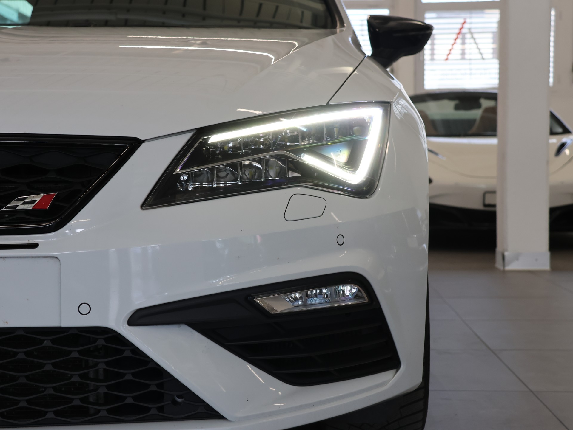 SEAT Leon 2.0 TSI Cupra R DSG *Panorama* *Schalensitze* *360 Kamera*-image-8