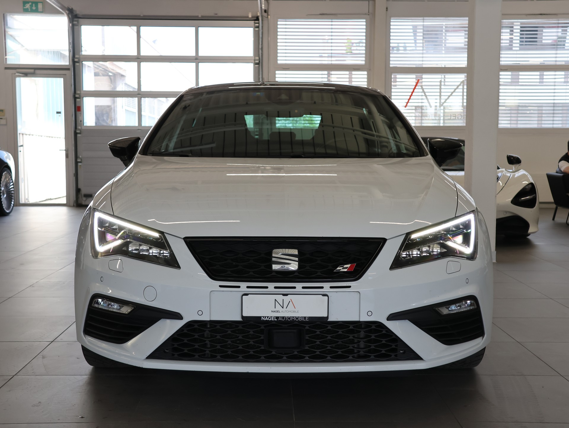 SEAT Leon 2.0 TSI Cupra R DSG *Panorama* *Schalensitze* *360 Kamera*-image-2